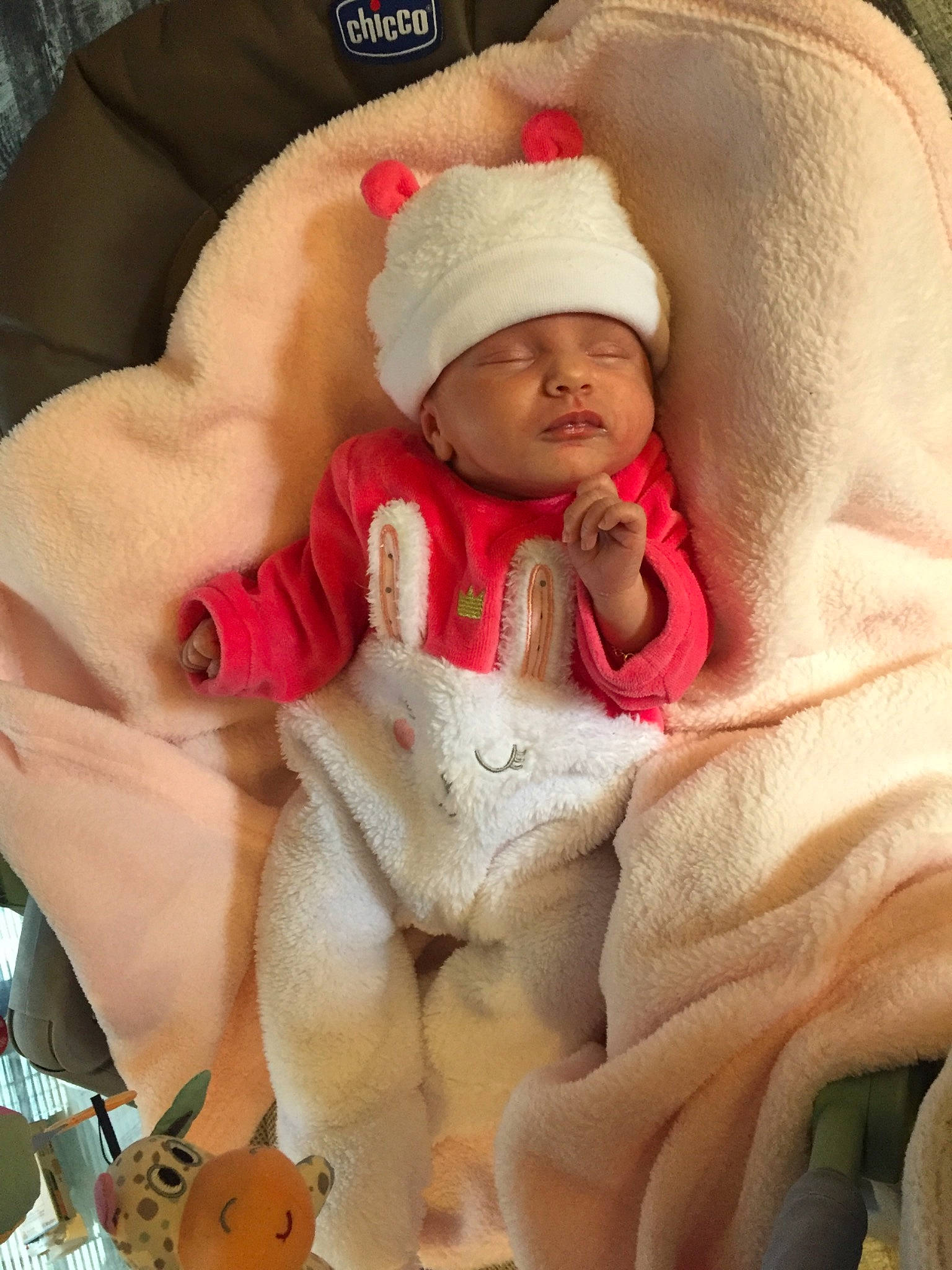 Elyna a rejoint le concours — aidez-le/la à gagner de superbes lots ! child, finger, hand, headwear, infant, person, product, skin, toddler