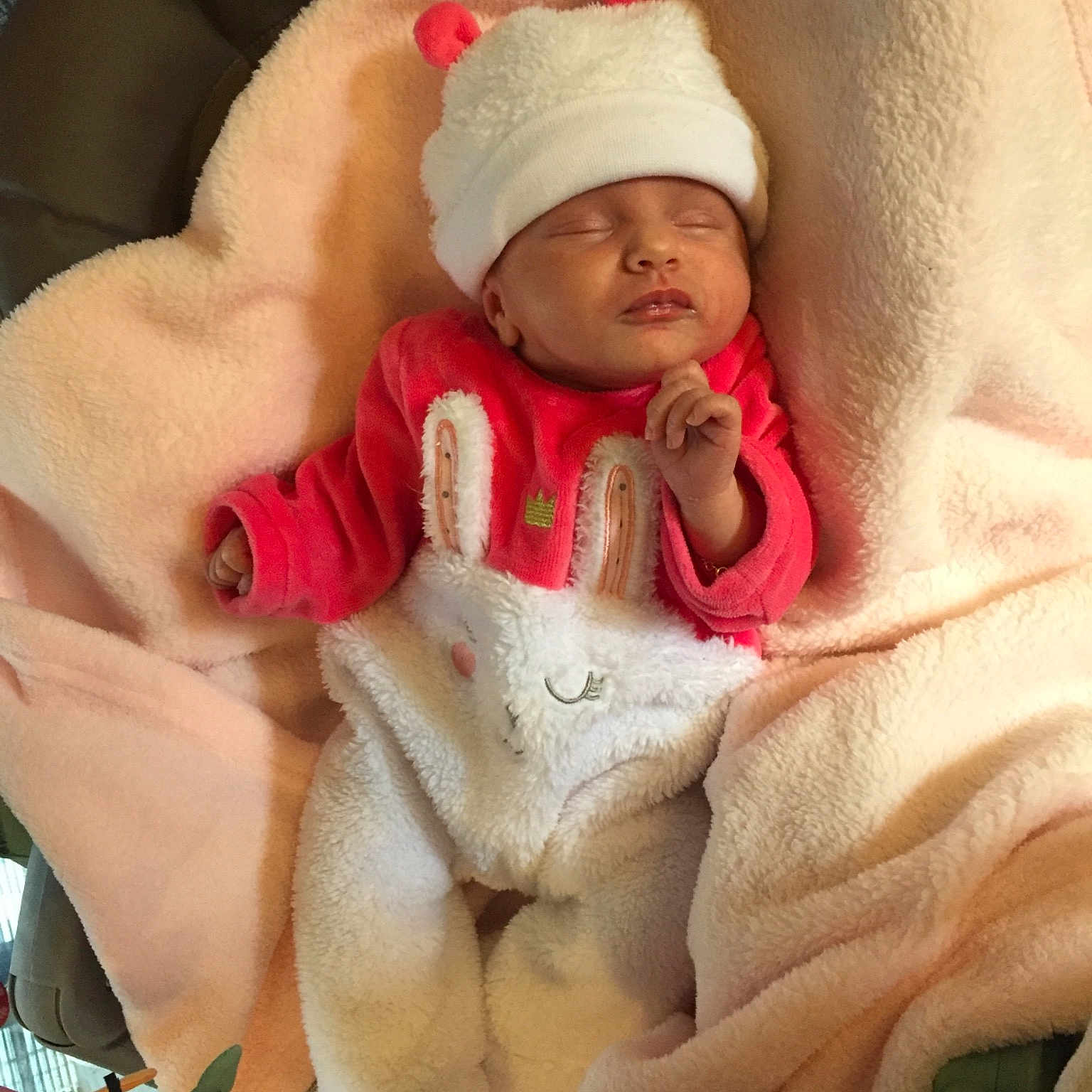 Elyna a rejoint le concours — aidez-le/la à gagner de superbes lots ! child, finger, hand, headwear, infant, person, product, skin, toddler