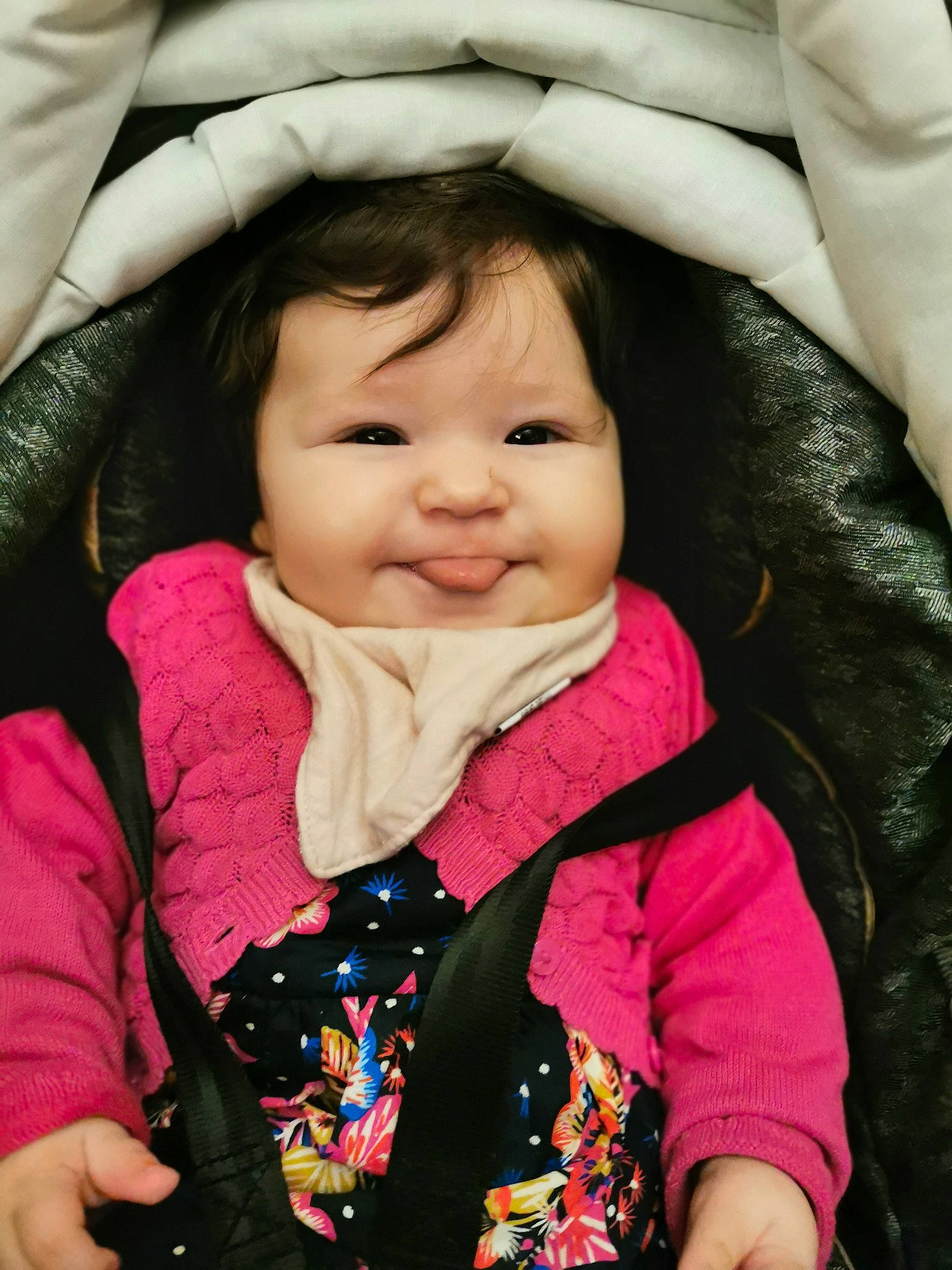 Garance participe au concours pour gagner de l'argent avec cette photo : baby, baby_toddler_clothing, cheek, chin, comfort, face, facial_expression, finger, happy, head, iris, joy, lip, nose, outerwear, person, pink, skin, sleeve, smile