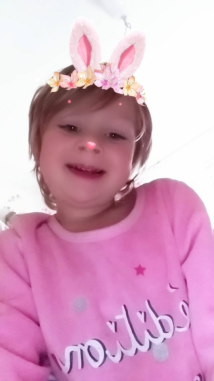 Léa Michèle a rejoint le concours — aidez-le/la à gagner de superbes lots ! child, costume_accessory, crown, fashion_accessory, hair_accessory, headgear, headpiece, headwear, joy, person, pink, toddler