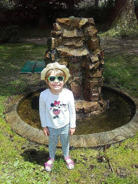 Léa Michèle a rejoint le concours — aidez-le/la à gagner de superbes lots ! botany, child, fun, garden, glasses, grass, joy, lawn_ornament, person, plant, sculpture, smile, soil, statue, toddler, tourism, tree, vacation