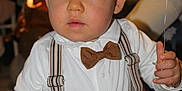 Paolo participe au concours pour gagner de l'argent avec cette photo : baby, blue_eyes, bow_tie, boy, brown_pants, child, clothing, curious, cute, expression, face, fashion, hat, holding, indoor, person, portrait, suspenders, toddler, white_shirt