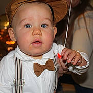 Paolo a rejoint le concours — aidez-le/la à gagner de superbes lots ! baby, child, face, blue_eyes, cap, bow_tie, suspenders, white_shirt, hand, string, indoor, portrait, person, cute, closeup, curious, infant, fashion, people, background_blur