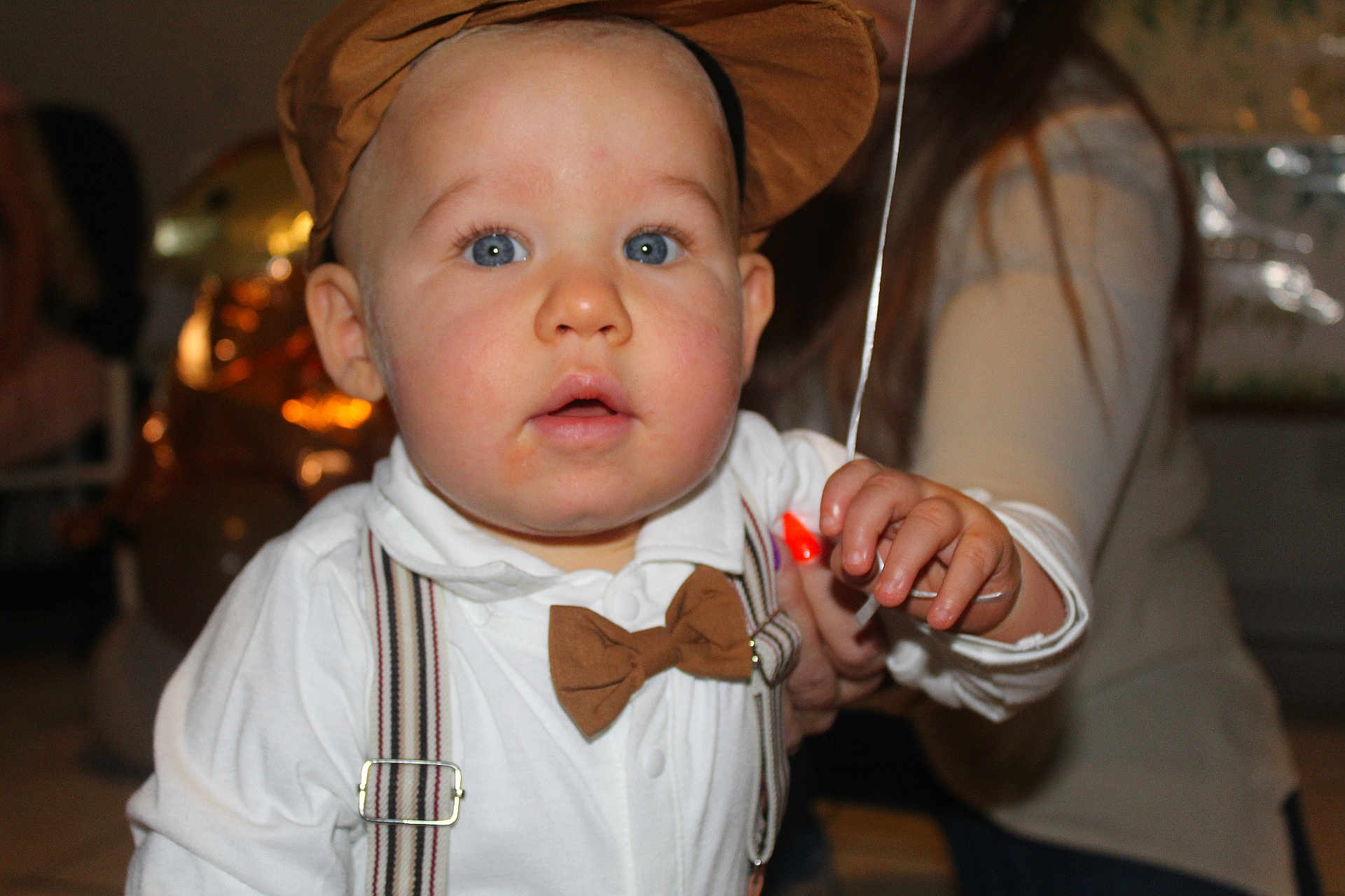 Paolo a rejoint le concours — aidez-le/la à gagner de superbes lots ! baby, child, face, blue_eyes, cap, bow_tie, suspenders, white_shirt, hand, string, indoor, portrait, person, cute, closeup, curious, infant, fashion, people, background_blur