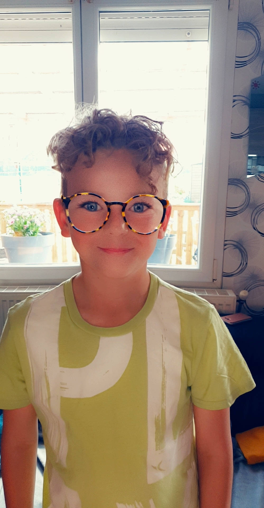 Brayan participe au concours pour gagner de l'argent avec cette photo : black_hair, chin, cool, eyewear, forehead, glasses, hair, hairstyle, neck, person, sunglasses, t_shirt, vision_care