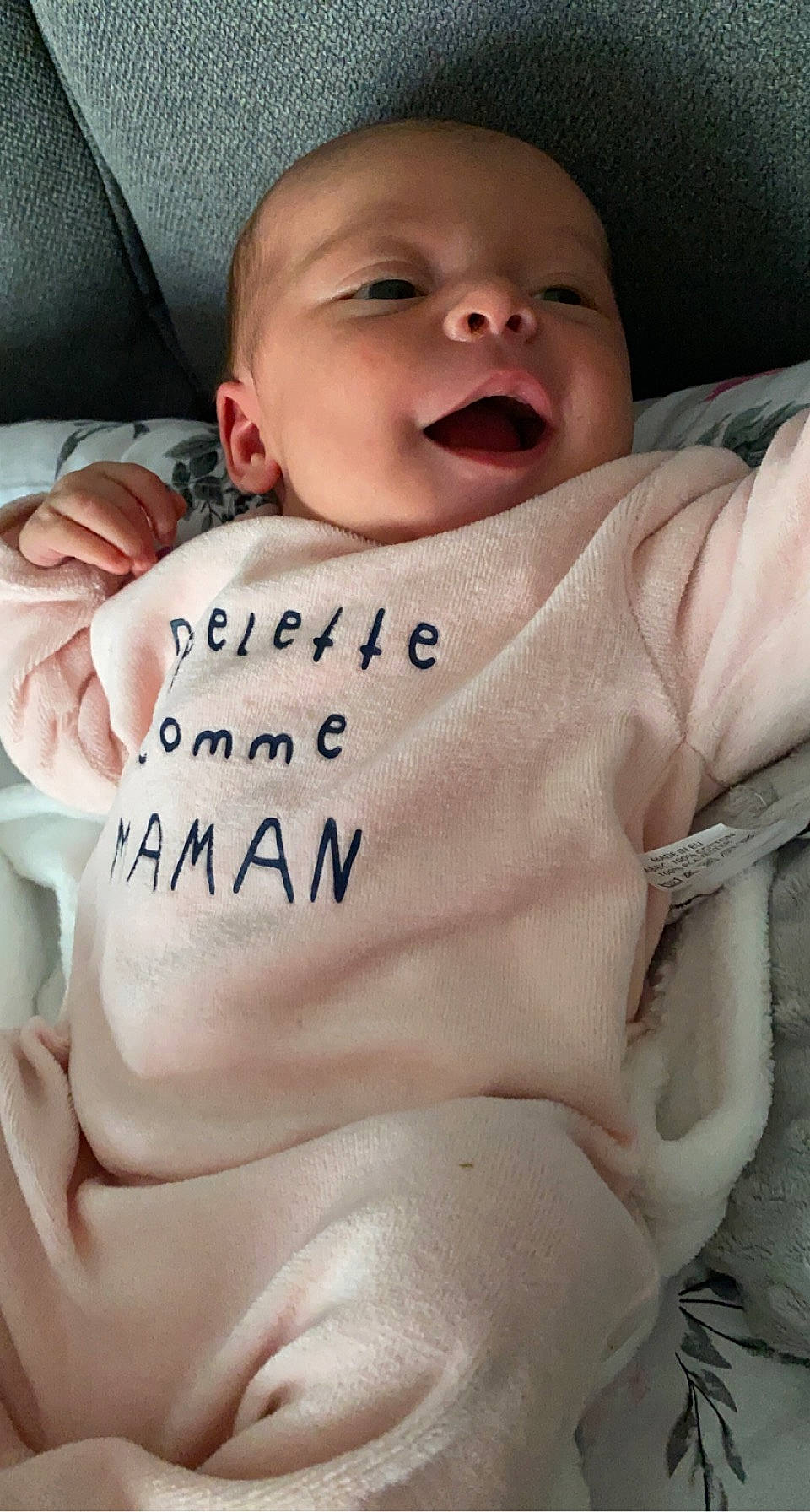 Carmen a rejoint le concours — aidez-le/la à gagner de superbes lots ! arm, baby, baby_toddler_clothing, cheek, comfort, eye, eyebrow, face, hand, happy, head, mouth, muscle, person, pink, skin, sleeve, smile, stomach, textile