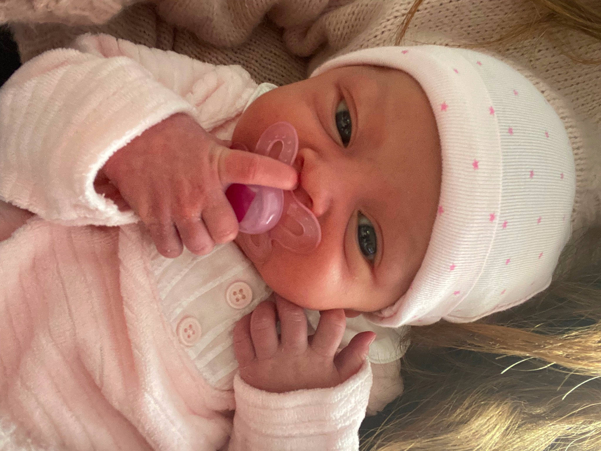 Carmen a rejoint le concours — aidez-le/la à gagner de superbes lots ! arm, baby, baby_toddler_clothing, cheek, eye, eyebrow, eyelash, face, hand, happy, headwear, human_body, iris, lip, mammal, mouth, neck, nose, person, skin