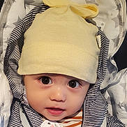 Eliote a rejoint le concours — aidez-le/la à gagner de superbes lots ! baby, child, hat, yellow_hat, striped_jacket, blanket, star_pattern, pacifier, big_eyes, cute, infant, clothing, face, portrait, baby_accessory, indoors, closeup, young_child, adorable, warm_clothing