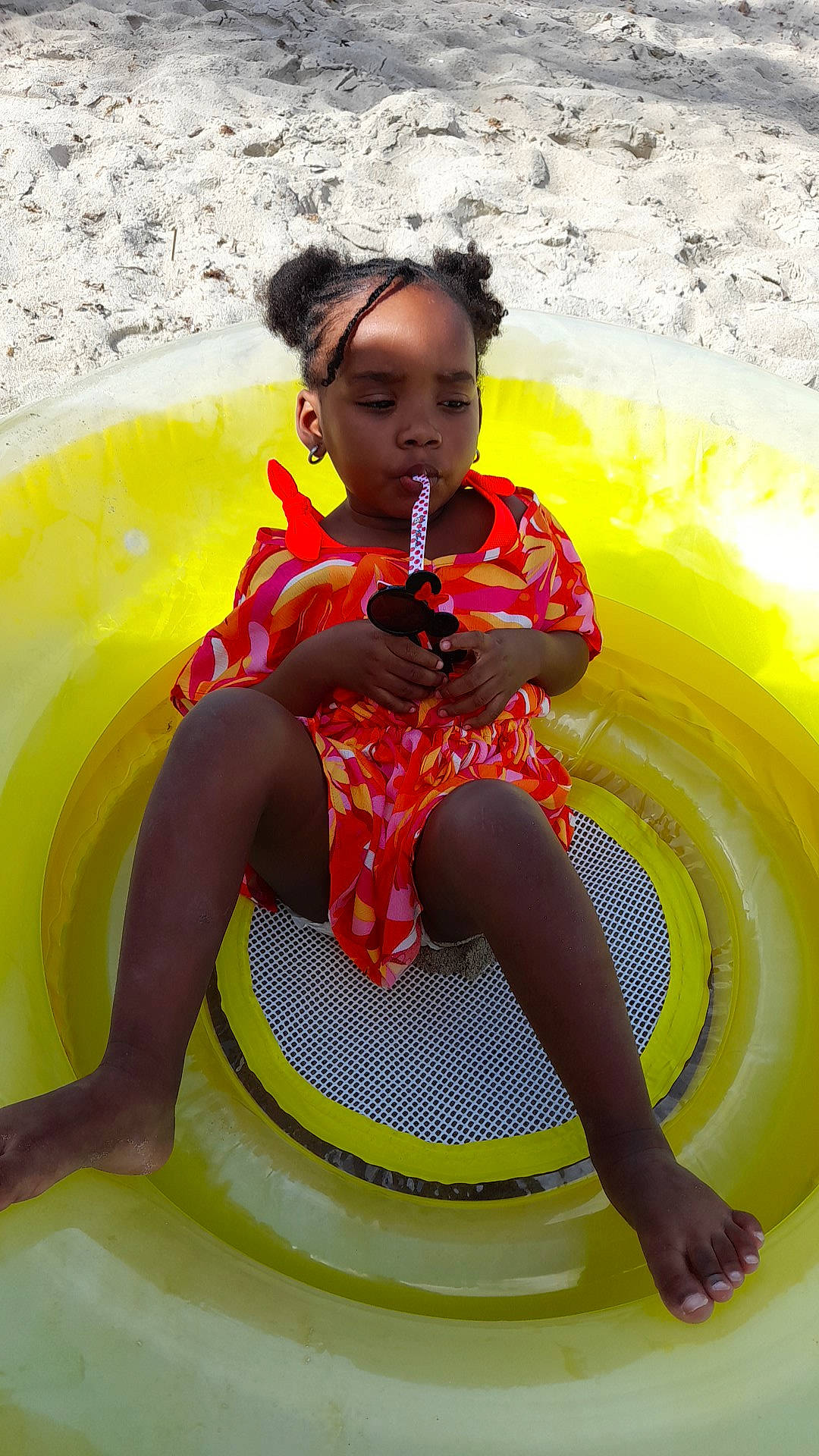 Withney a rejoint le concours — aidez-le/la à gagner de superbes lots ! baby_toddler_clothing, bathing, child, comfort, facial_expression, fun, happy, human_leg, leisure, magenta, organ, pattern, person, personal_protective_equipment, recreation, sandal, sitting, skin, thigh, toddler