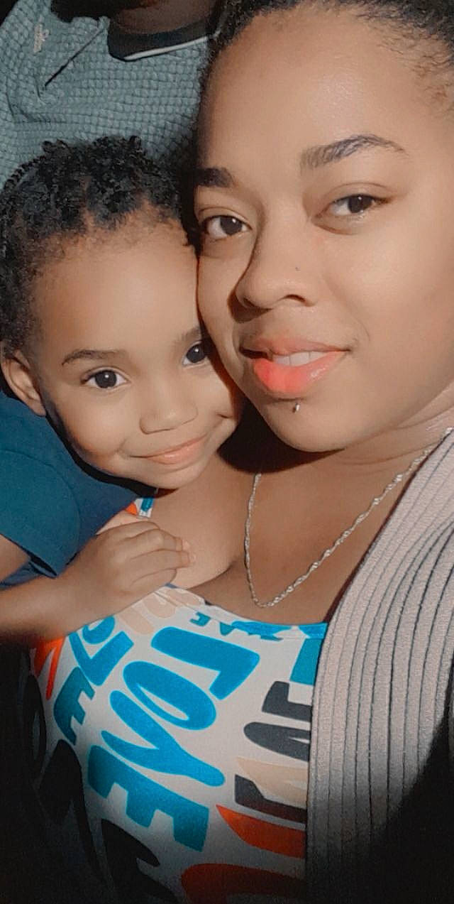 Withney participe au concours pour gagner de l'argent avec cette photo : cheek, chin, cool, eye, eyebrow, eyelash, face, flash_photography, forehead, gesture, hairstyle, happy, interaction, iris, joy, lip, nose, organ, person, skin