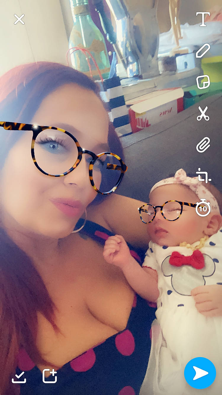 Honorine participe au concours pour gagner de l'argent avec cette photo : child, cool, eyewear, glasses, person, photography, selfie, smile, toddler, vision_care