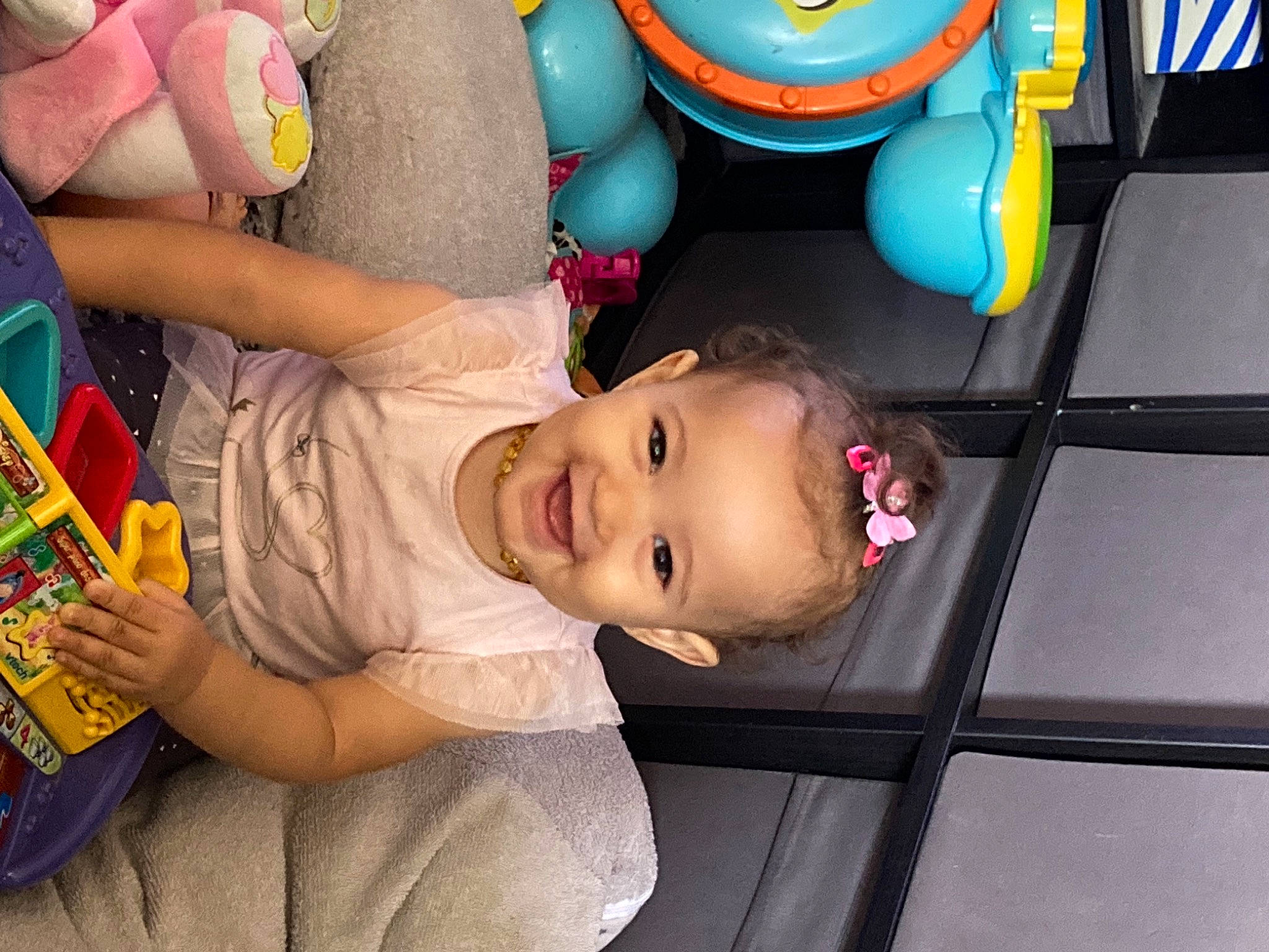 Honorine participe au concours pour gagner de l'argent avec cette photo : baby, baby_products, baby_toddler_clothing, cheek, child, fun, happy, hat, human_body, joy, leisure, mouth, party, person, play, room, smile, t_shirt, toddler