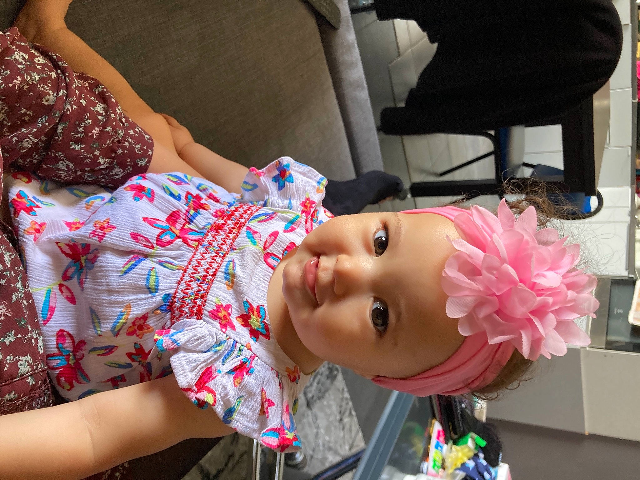 Honorine a rejoint le concours — aidez-le/la à gagner de superbes lots ! chair, child, comfort, couch, event, fun, happy, hat, headwear, human_leg, magenta, pattern, person, photography, plaid, room, sitting, smile, thigh, toddler