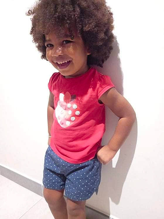 Pauline a rejoint le concours — aidez-le/la à gagner de superbes lots ! afro, baby_toddler_clothing, cool, fashion_design, gesture, hair, hairstyle, happy, head, human, jheri_curl, joy, lip, magenta, person, pink, sleeve, smile, t_shirt, thigh