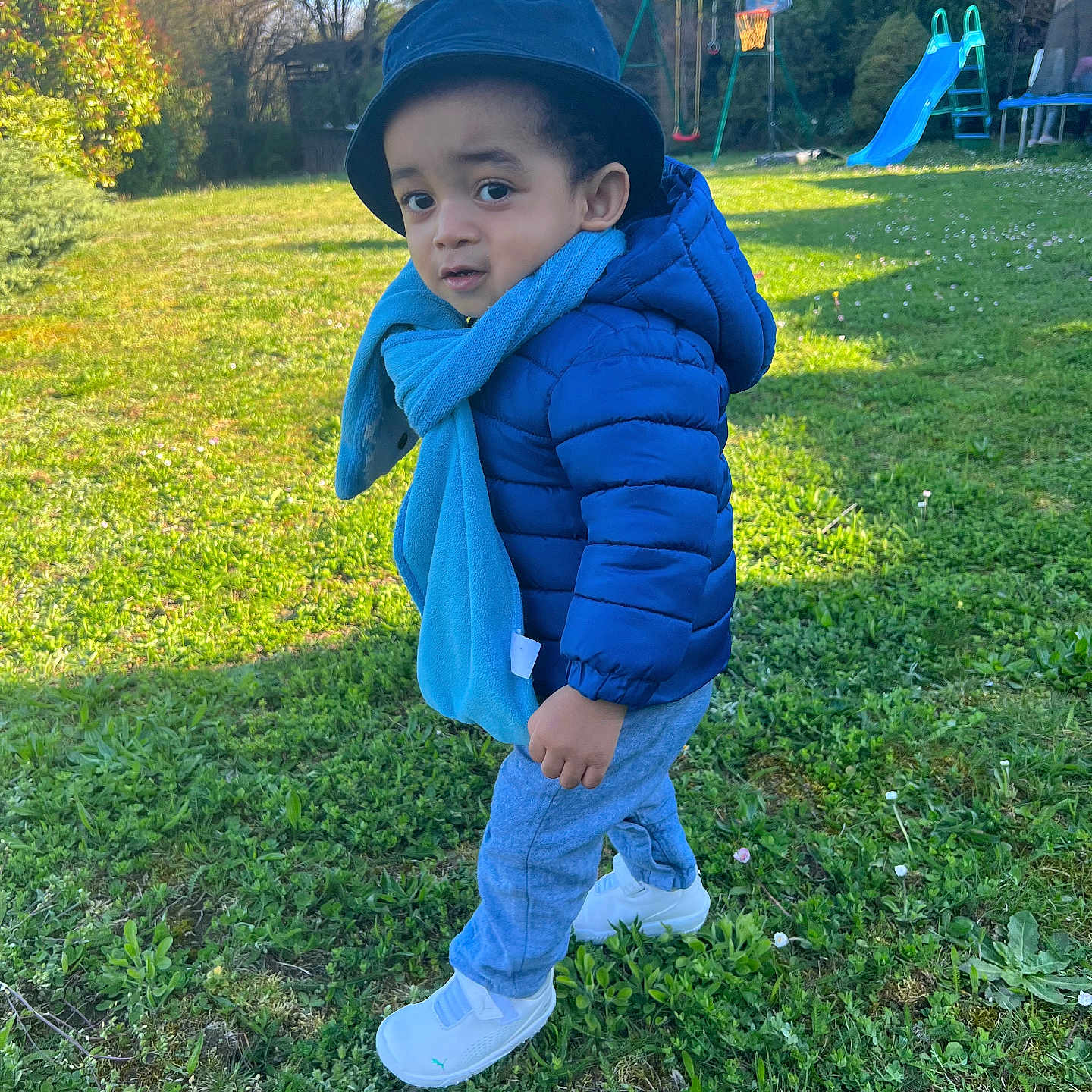 Asaël participe au concours pour gagner de l'argent avec cette photo : boy, child, clothing, coat, face, grass, hat, head, jacket, male, nature, outdoors, pants, park, person, photography, plant, playarea, portrait, vegetation