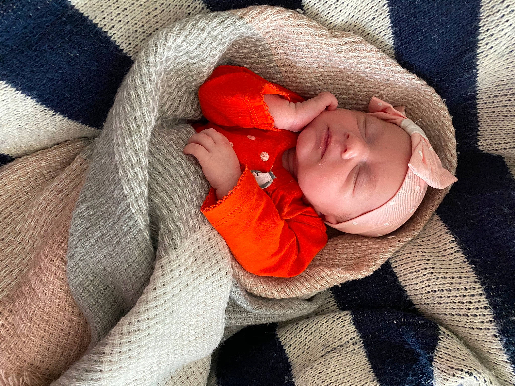 Leonie participe au concours pour gagner de l'argent avec cette photo : baby, baby_sleeping, blanket, child, comfort, hand, headwear, knitting, nap, person, sleep, textile, toddler, wool