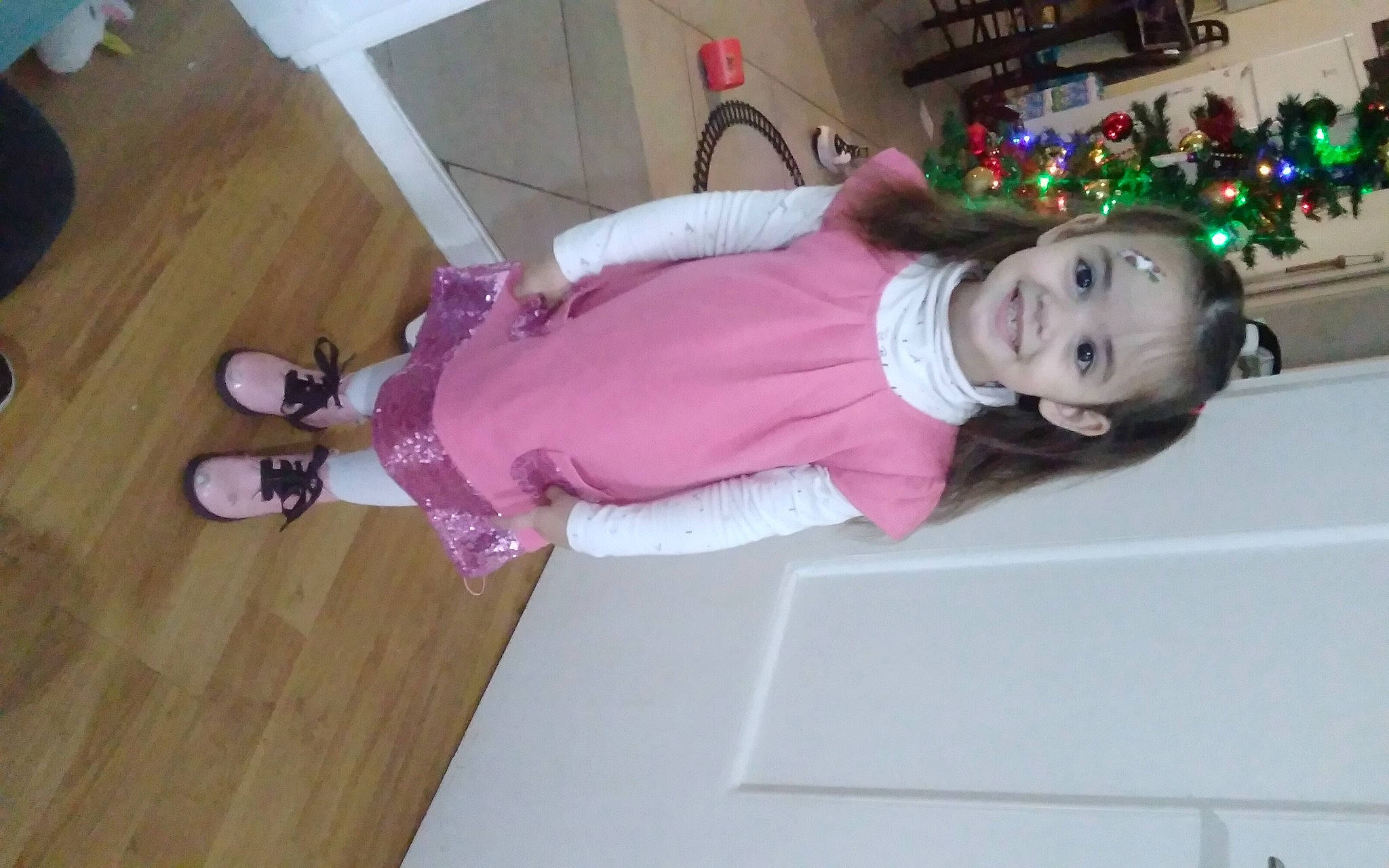 Djenny a rejoint le concours — aidez-le/la à gagner de superbes lots ! baby_toddler_clothing, christmas, christmas_decoration, christmas_eve, christmas_lights, christmas_ornament, christmas_tree, floor, flooring, hardwood, holiday, holiday_ornament, joy, laminate_flooring, ornament, person, pink, shelf, shoe, sock