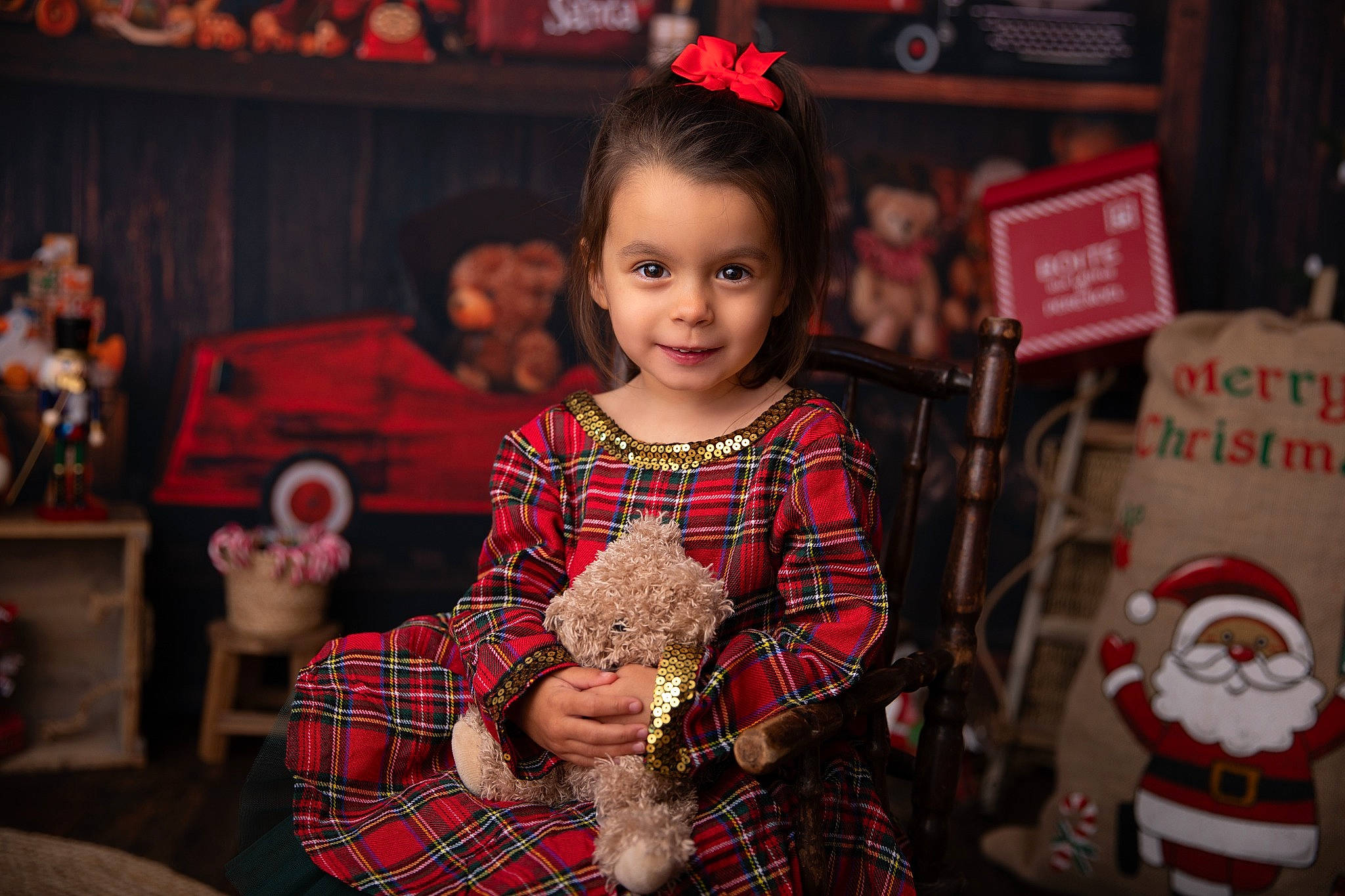 Samantha participe au concours pour gagner de l'argent avec cette photo : chair, child, christmas, christmas_decoration, christmas_eve, christmas_ornament, event, fun, happy, head, holiday, joy, pattern, people, person, plaid, red, room, smile, tartan