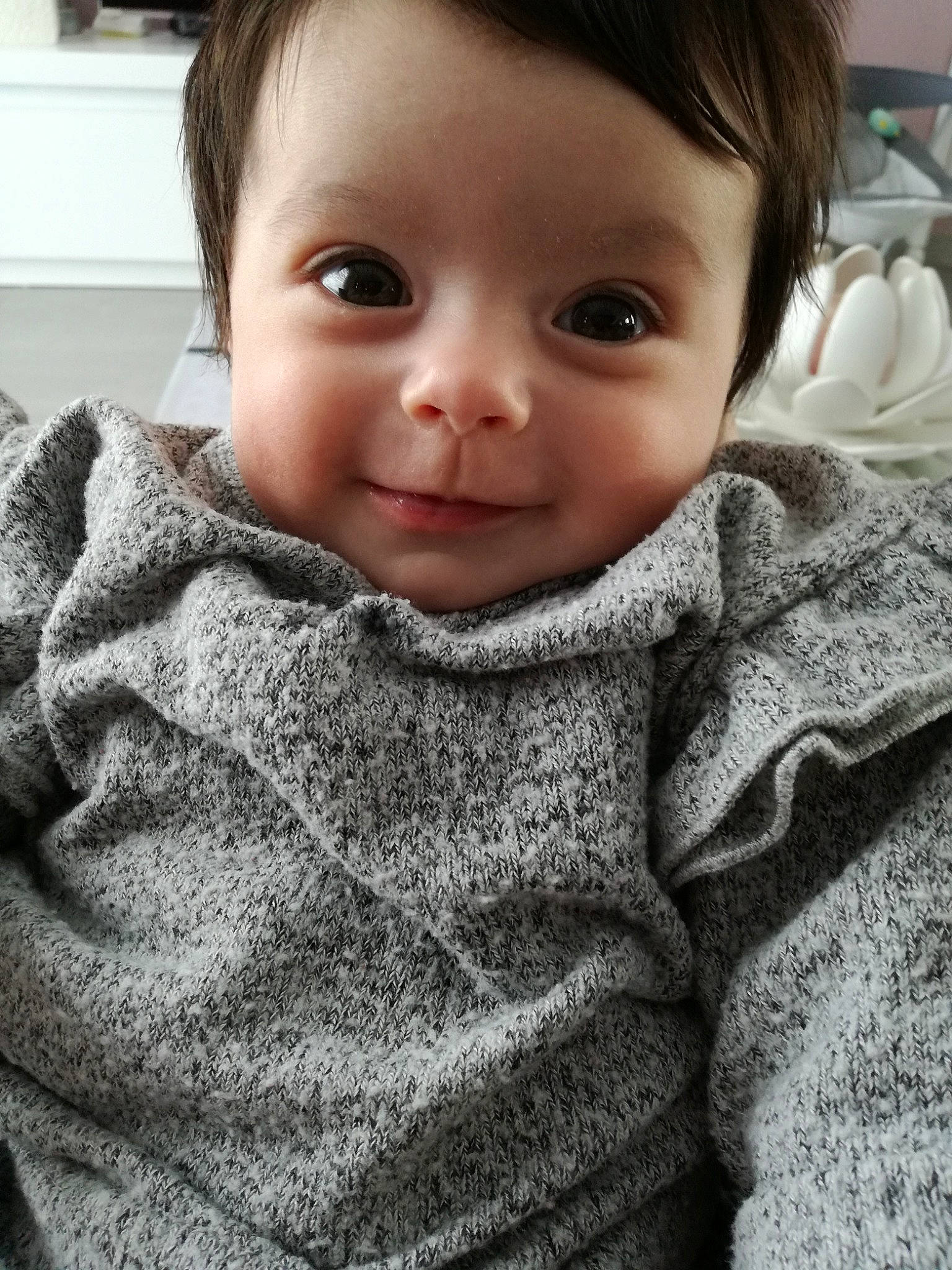 Samantha a rejoint le concours — aidez-le/la à gagner de superbes lots ! baby, beauty, cheek, child, chin, close_up, cool, eye, eyebrow, face, facial_expression, forehead, head, lip, nose, organ, outerwear, person, skin, smile