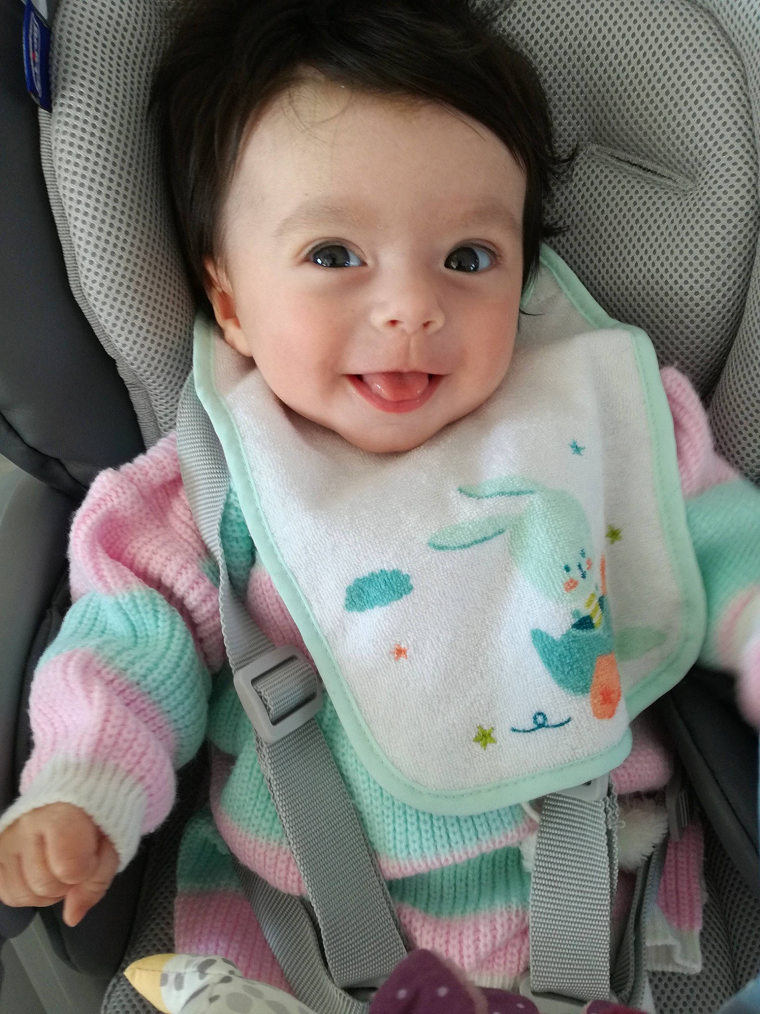 Samantha participe au concours pour gagner de l'argent avec cette photo : baby, baby_in_car_seat, beauty, car_seat, cheek, child, chin, daughter, eye, face, head, iris, lip, nose, outerwear, person, pink, sitting, skin, smile
