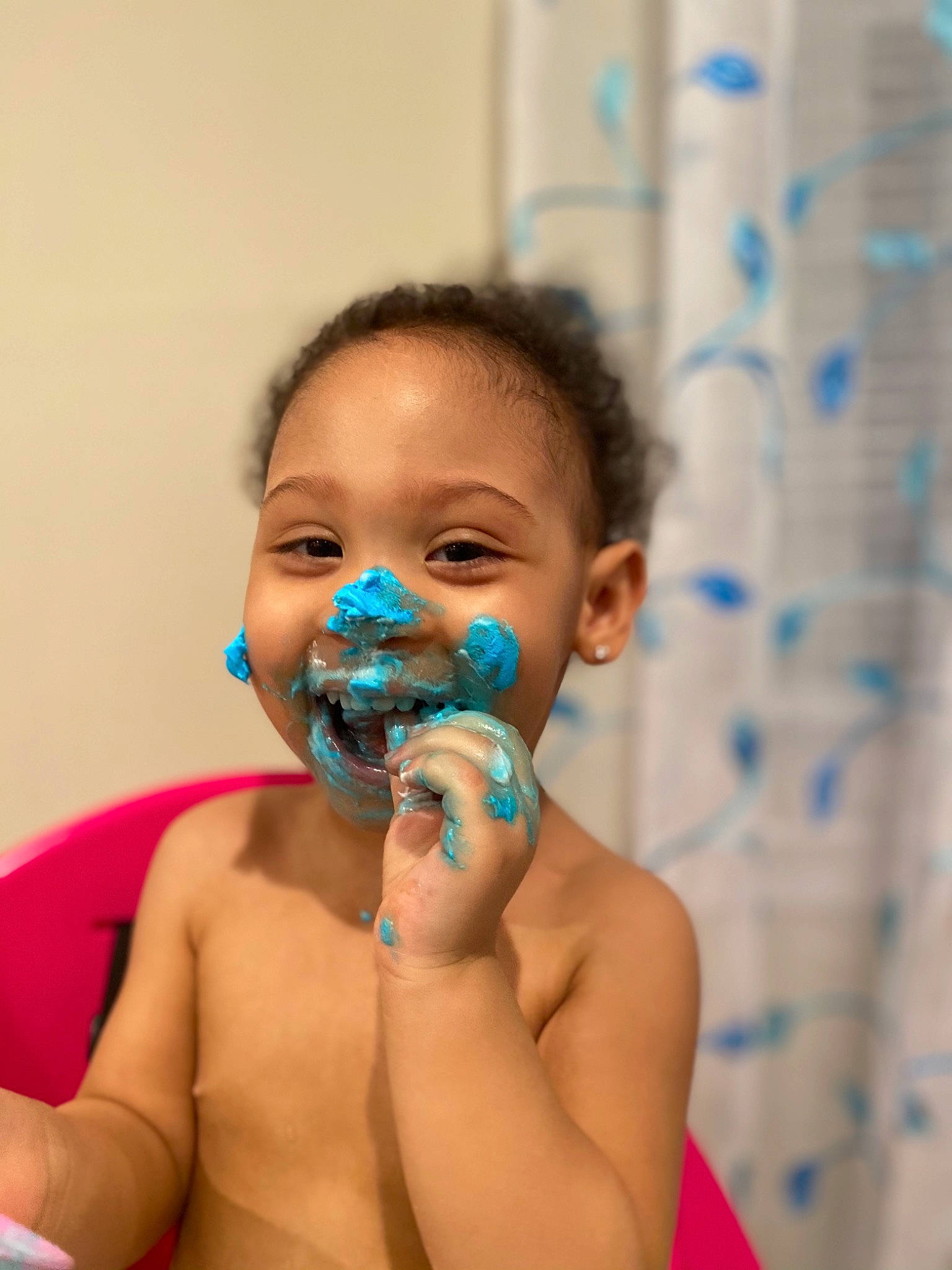Amiya is registered to the contest to win money with this photo: azure, bathing, cheek, chin, ear, eye, eyebrow, eyelash, finger, gesture, hair, hand, happy, iris, joint, mouth, neck, nose, person, shoulder