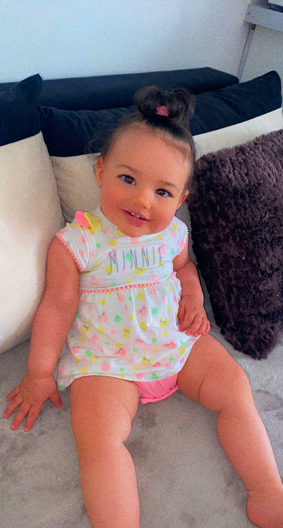 Tania participe au concours pour gagner de l'argent avec cette photo : baby, baby_toddler_clothing, comfort, couch, finger, fun, hair, happy, head, human_body, iris, joy, leg, lip, person, pink, skin, sleeve, smile, thigh