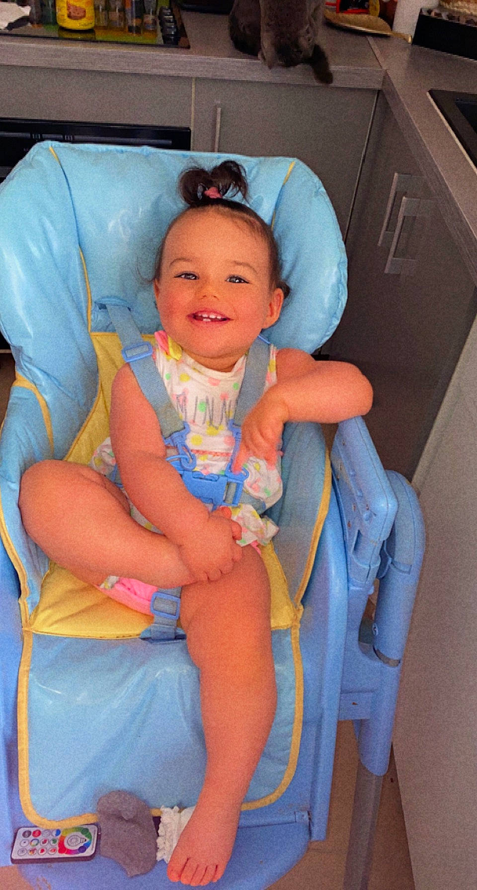 Tania participe au concours pour gagner de l'argent avec cette photo : arm, baby, baby_products, baby_toddler_clothing, car_seat, chair, child, comfort, electric_blue, eye, face, fun, happy, head, human_body, joy, mouth, person, skin, smile