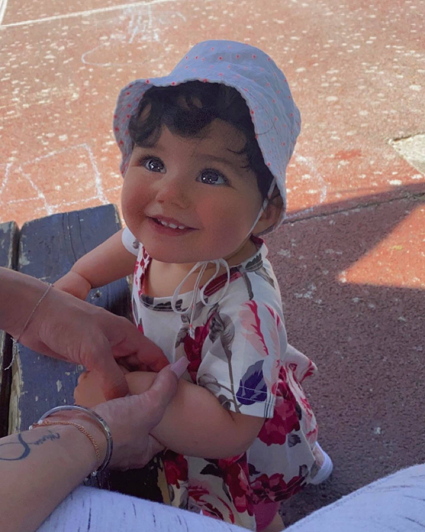 Tania a rejoint le concours — aidez-le/la à gagner de superbes lots ! baseball_cap, cap, chin, clothing, cool, eye, face, fun, hand, happy, hat, head, joy, leisure, lip, mouth, person, pink, skin, smile