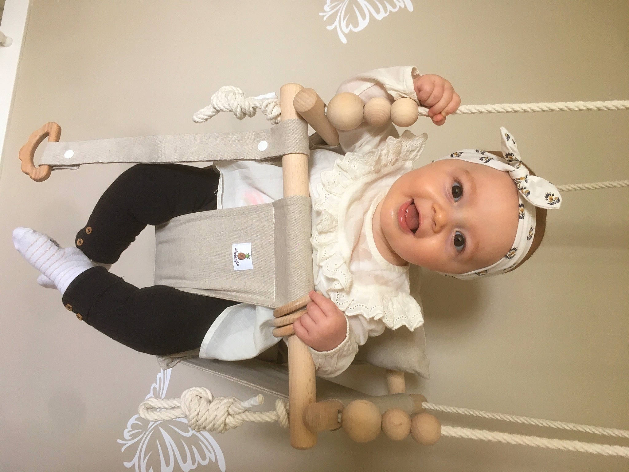 Melody a rejoint le concours — aidez-le/la à gagner de superbes lots ! arm, baby, baby_toddler_clothing, child, facial_expression, fashion_accessory, flash_photography, fun, gesture, happy, headwear, human_body, jewellery, knee, person, room, sleeve, smile, thigh, toddler