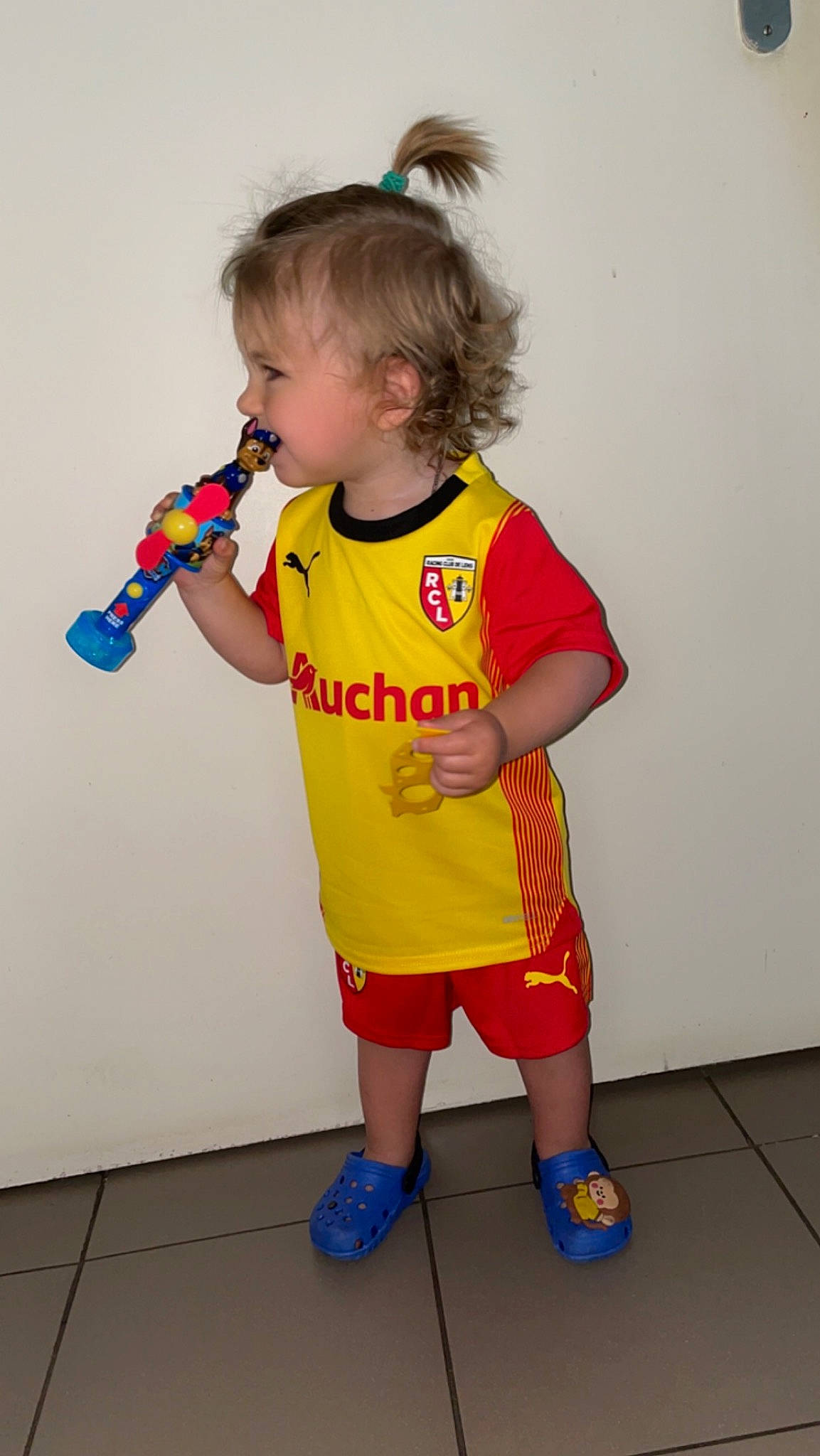 Nyno a rejoint le concours — aidez-le/la à gagner de superbes lots ! baby, baby_toddler_clothing, child, costume, flooring, fun, gesture, hair, happy, human_body, human_leg, pattern, person, play, sandal, shorts, sleeve, t_shirt, toddler