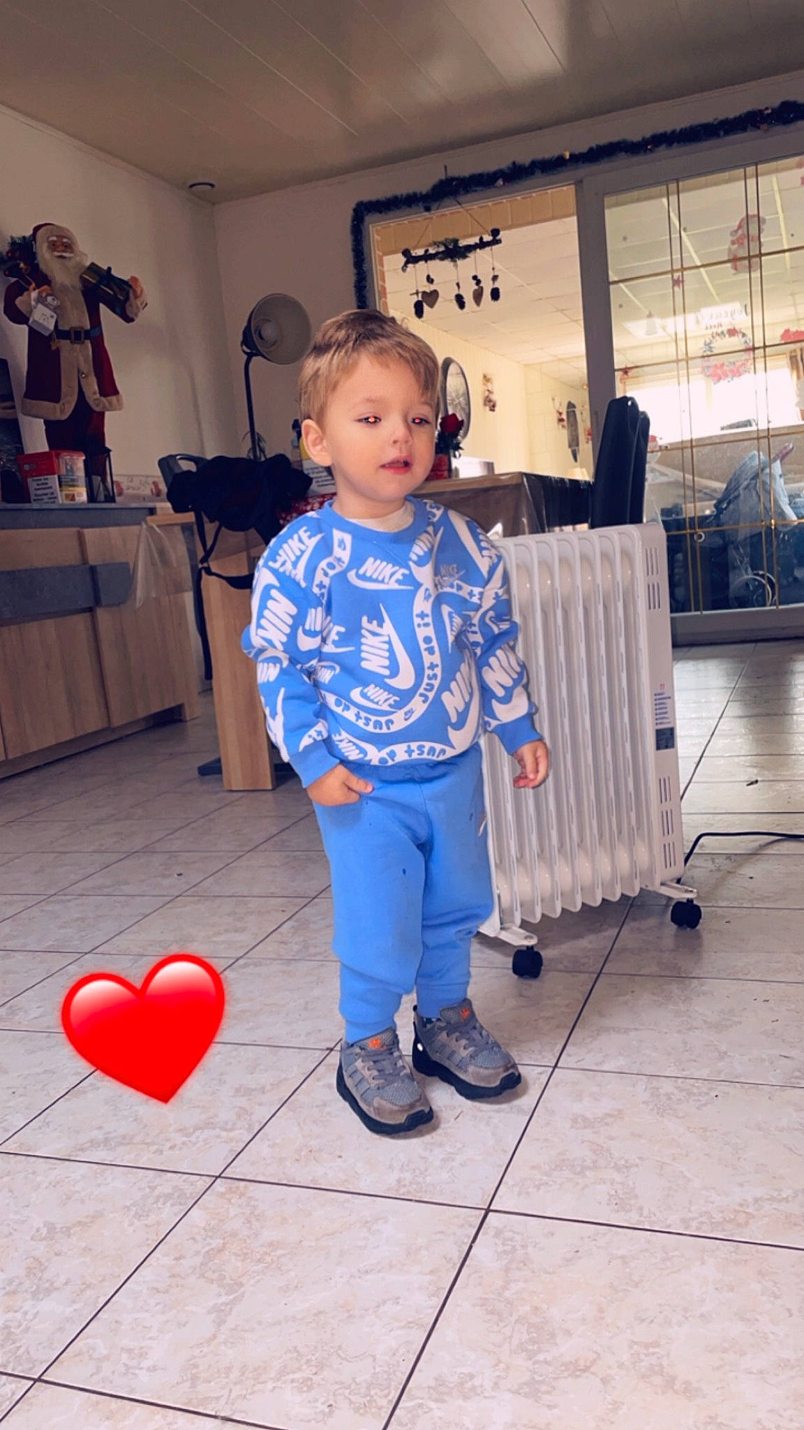 Nyno participe au concours pour gagner de l'argent avec cette photo : baby_toddler_clothing, balloon, chair, child, electric_blue, event, fashion_design, floor, flooring, fun, happy, joint, leisure, party_supply, person, play, recreation, sitting, standing, toddler