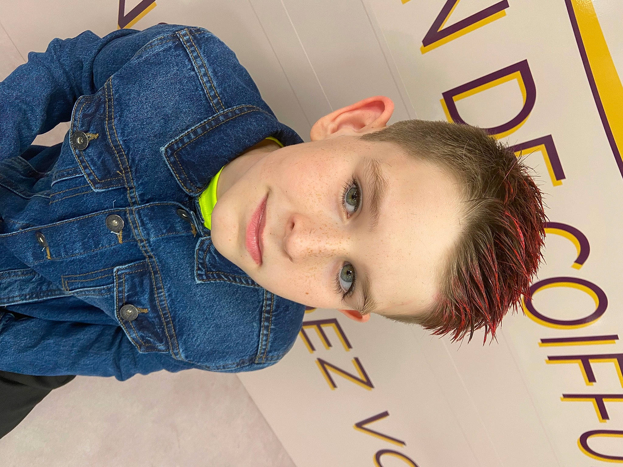 Tyméo participe au concours pour gagner de l'argent avec cette photo : chin, cool, denim, eye, eyelash, face, facial_expression, fashion, forehead, head, jeans, lip, mouth, neck, nose, pattern, person, skin, sleeve, street_fashion