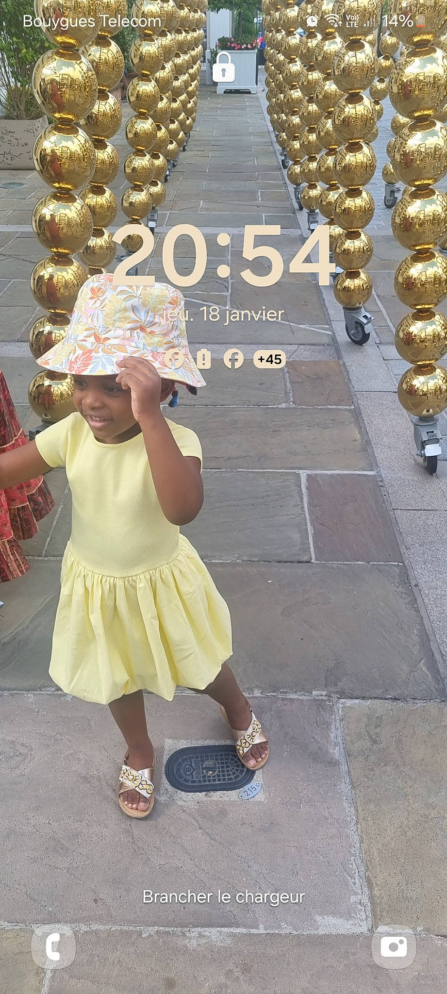 Cleyna a rejoint le concours — aidez-le/la à gagner de superbes lots ! child, event, fashion_accessory, fun, happy, headgear, headwear, human_leg, leisure, pedestrian, person, road_surface, sandal, shoe, sidewalk, standing, street, temple, toddler, travel