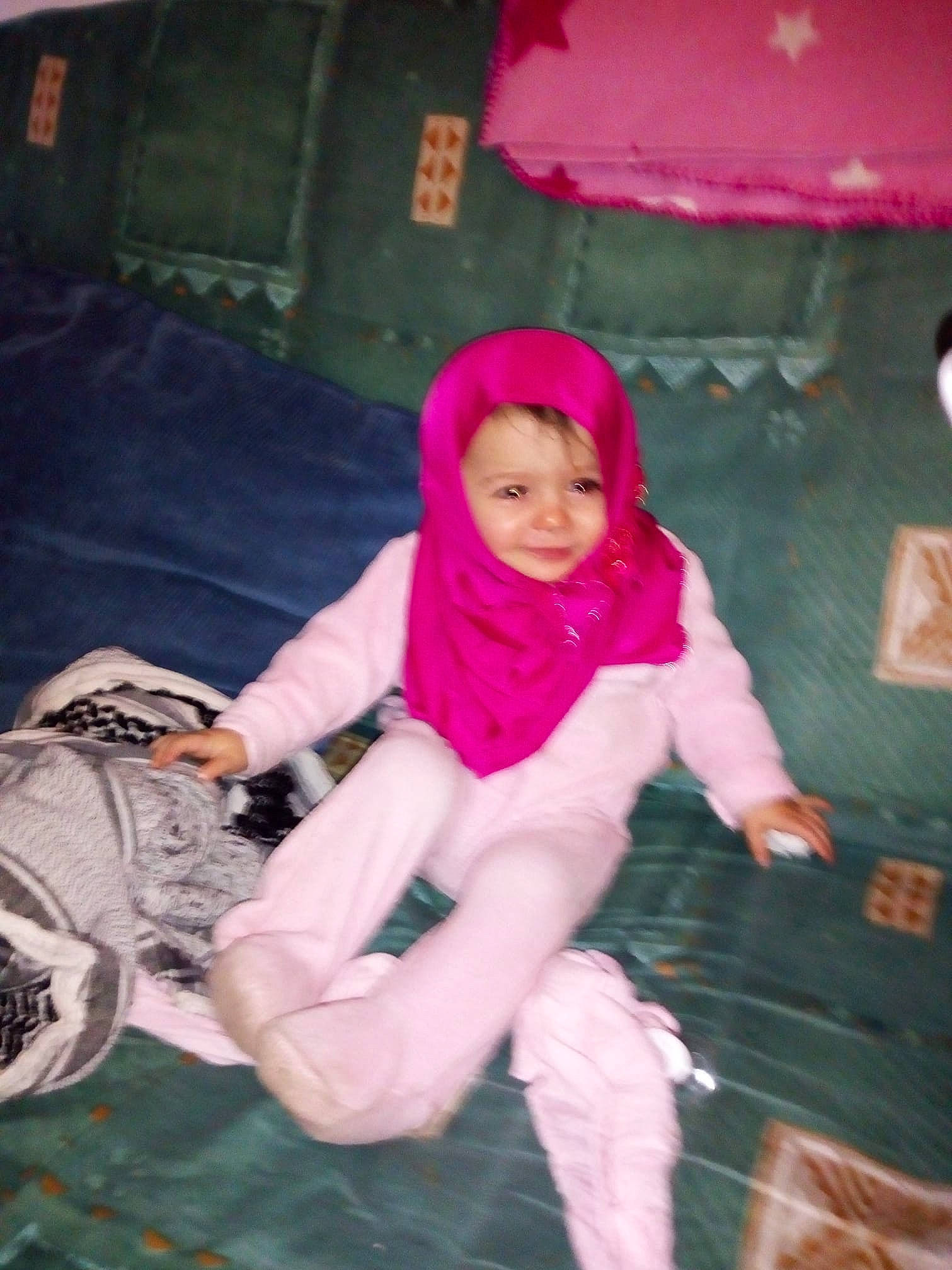 Eila-kailla a rejoint le concours — aidez-le/la à gagner de superbes lots ! child, cool, eye, fun, girl, human_body, human_hair_color, leg, person, pink, product, sitting, skin, smile, snapshot, textile, toddler