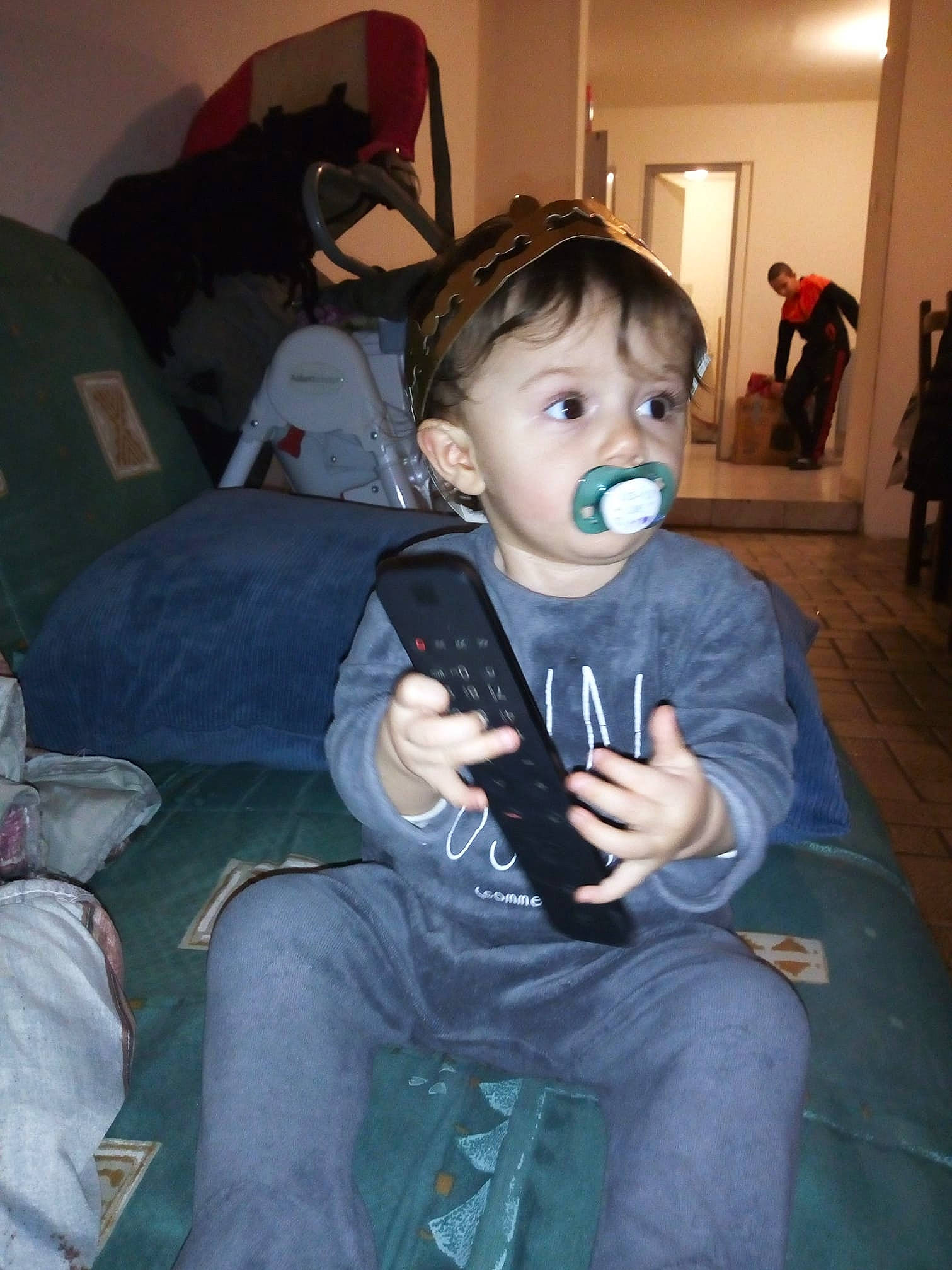 Eila-kaylla a rejoint le concours — aidez-le/la à gagner de superbes lots ! baby, child, electronic_device, fun, joy, person, sitting, smile, toddler