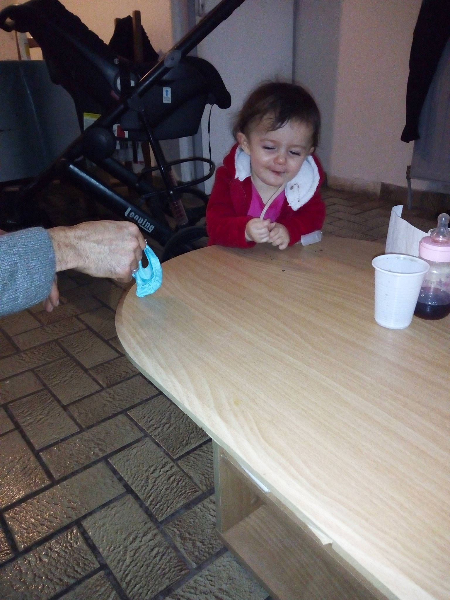 Eila-kaylla participe au concours pour gagner de l'argent avec cette photo : child, floor, flooring, joy, leg, person, play, square, table, toddler, vacation, wood