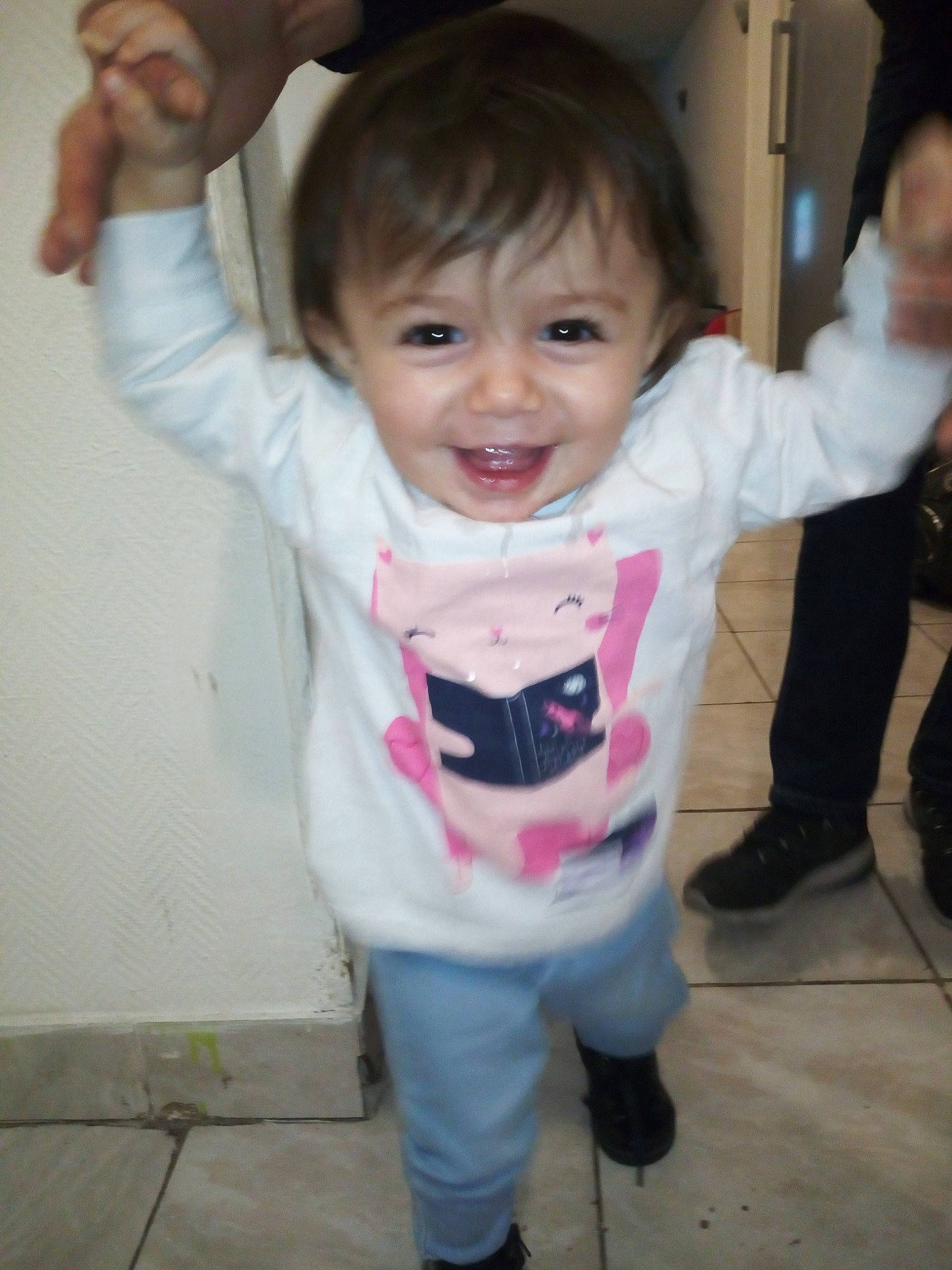 Eila-kaylla a rejoint le concours — aidez-le/la à gagner de superbes lots ! baby, cheek, child, fun, joy, person, skin, smile, standing, t_shirt, toddler