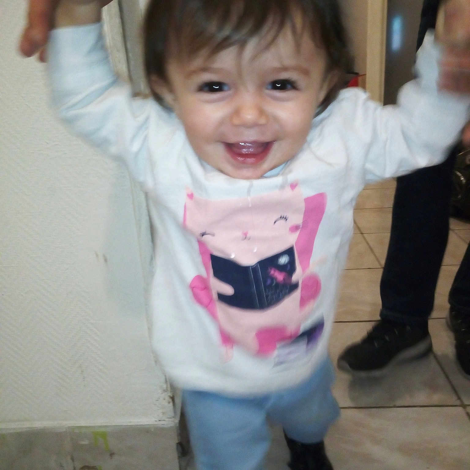 Eila-kaylla a rejoint le concours — aidez-le/la à gagner de superbes lots ! baby, cheek, child, fun, joy, person, skin, smile, standing, t_shirt, toddler