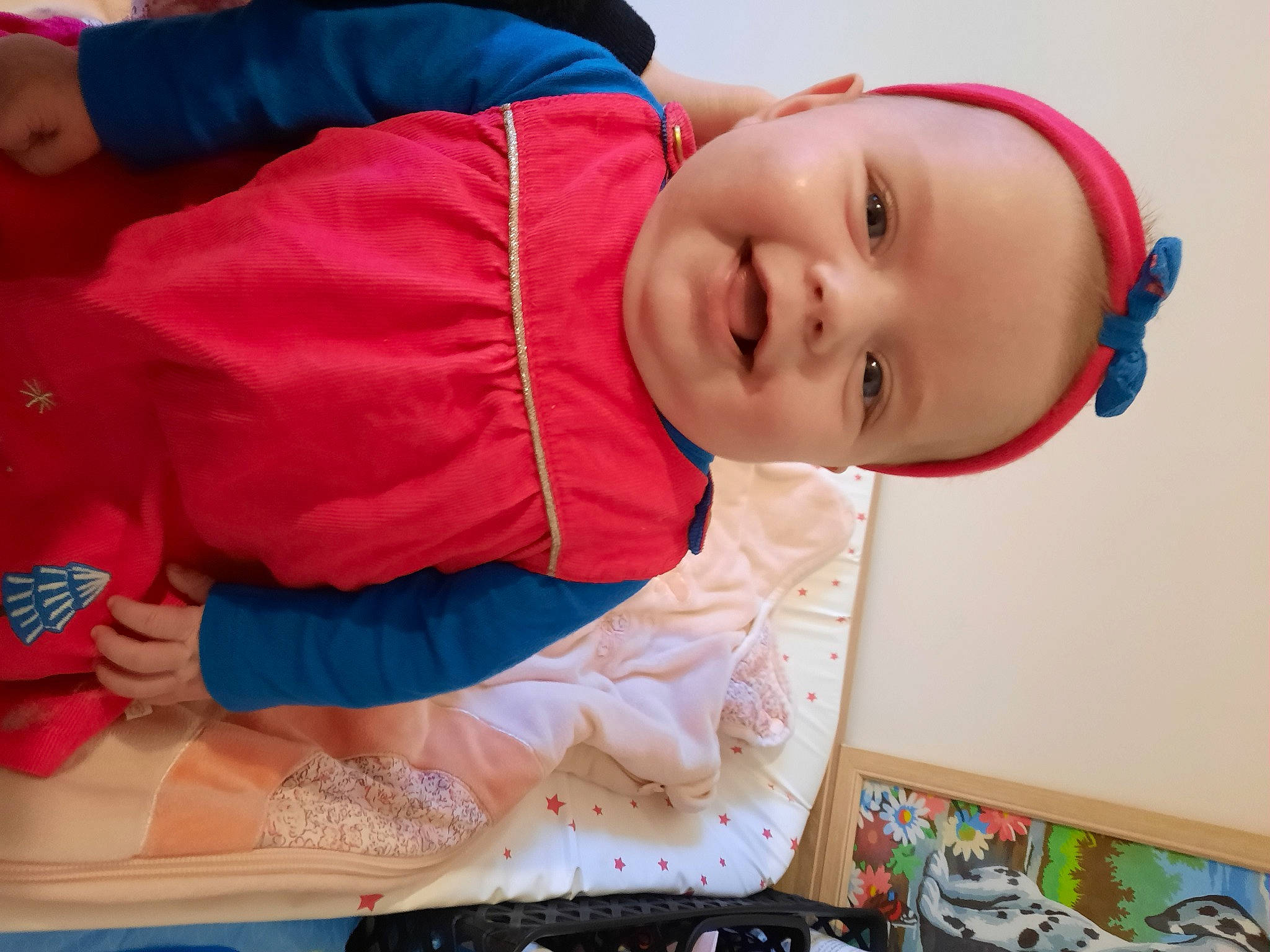 Eleana a rejoint le concours — aidez-le/la à gagner de superbes lots ! baby, baby_laughing, baby_products, baby_toddler_clothing, child, comfort, electric_blue, fun, happy, leisure, magenta, person, pink, play, portrait_photography, sitting, skin, sleeve, smile, toddler