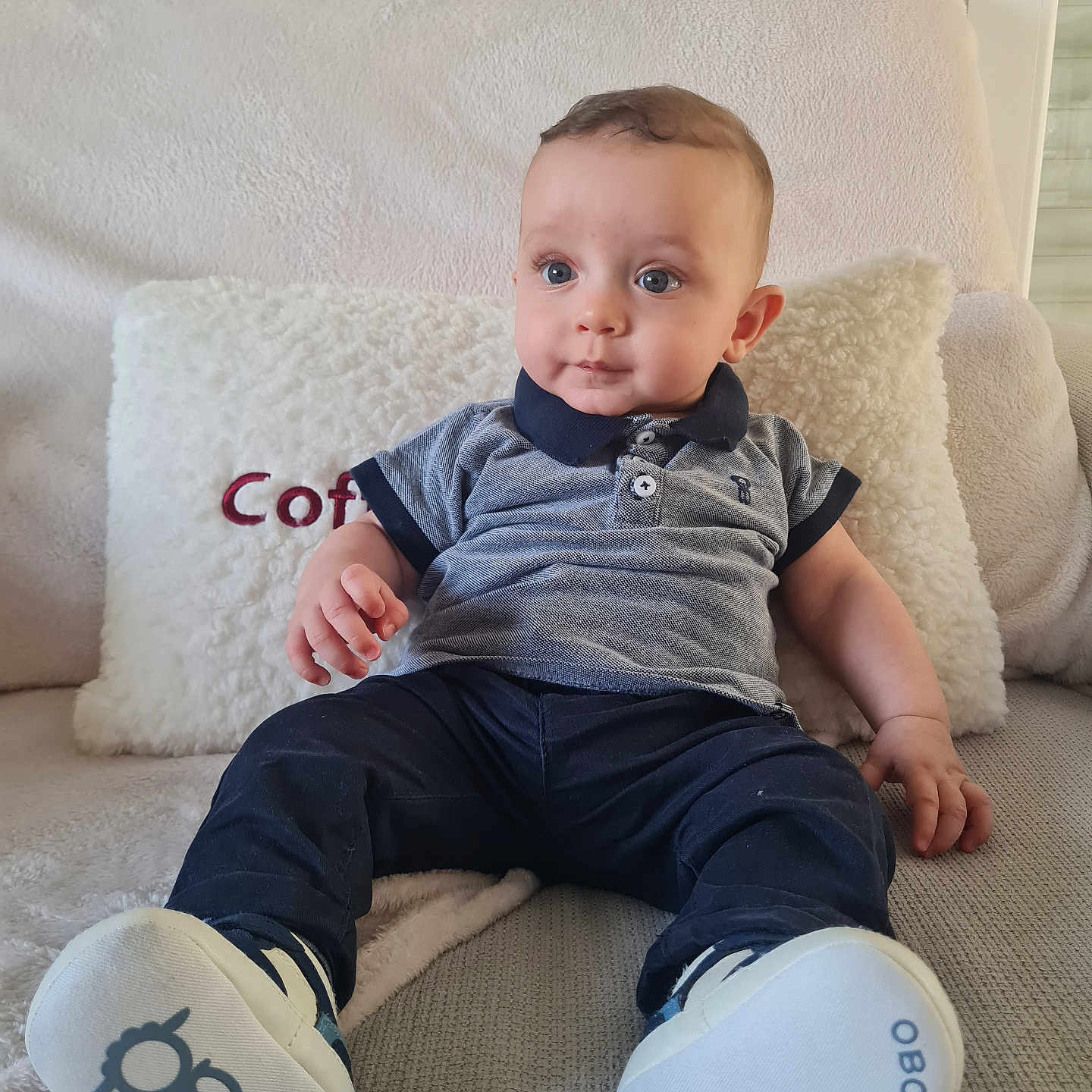 Synoé a rejoint le concours — aidez-le/la à gagner de superbes lots ! baby, bodypart, clothing, couch, cushion, face, finger, footwear, furniture, hand, head, homedecor, pants, person, photography, pillow, portrait, shoe, sitting, sneaker