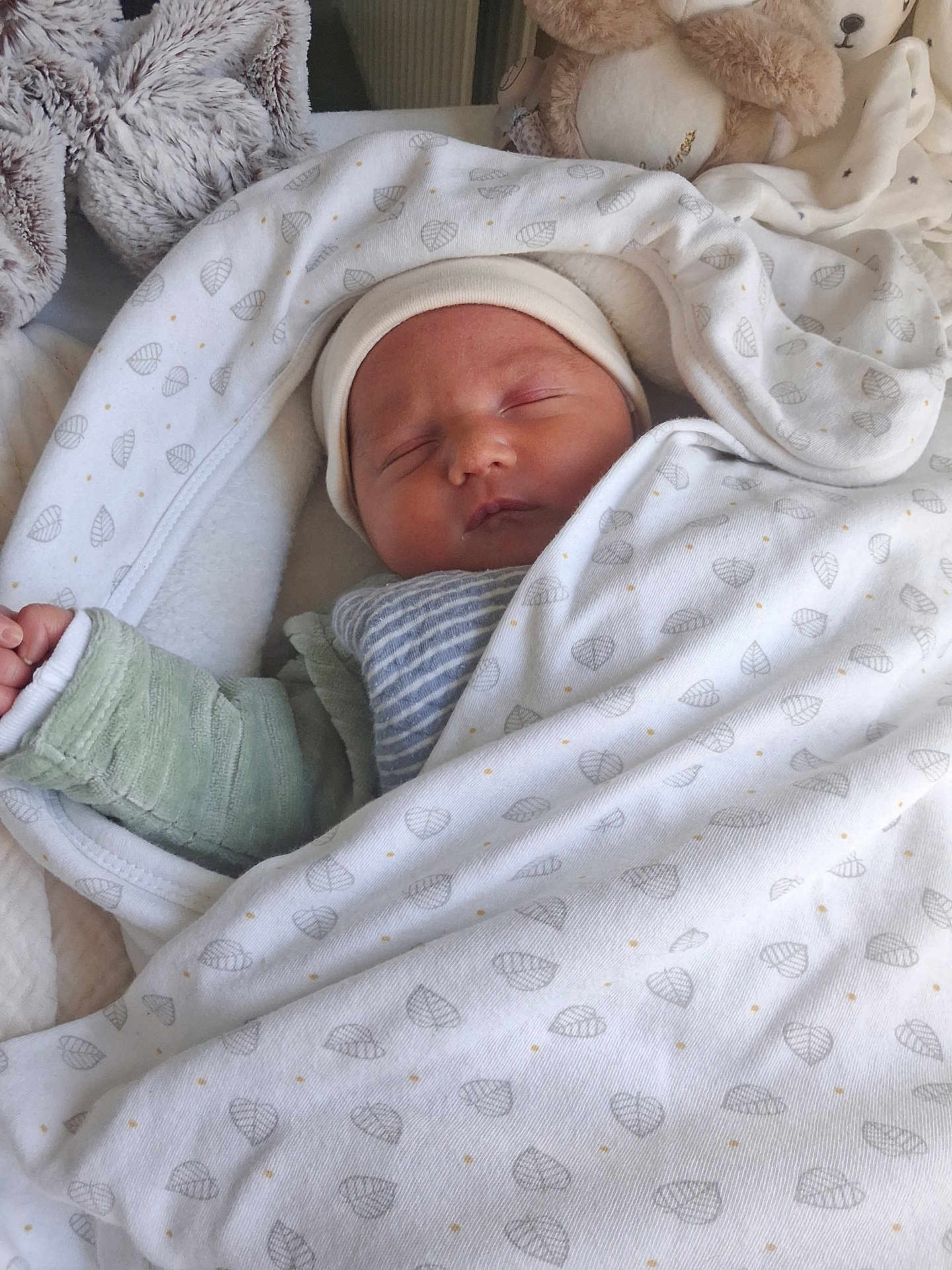 Tomas a rejoint le concours — aidez-le/la à gagner de superbes lots ! baby, newborn, blanket, sleeping, soft, plush_toy, hat, cozy, infant, resting, fabric, pattern, peaceful, child, cute, wrapped, bed, comfort, small, toddler