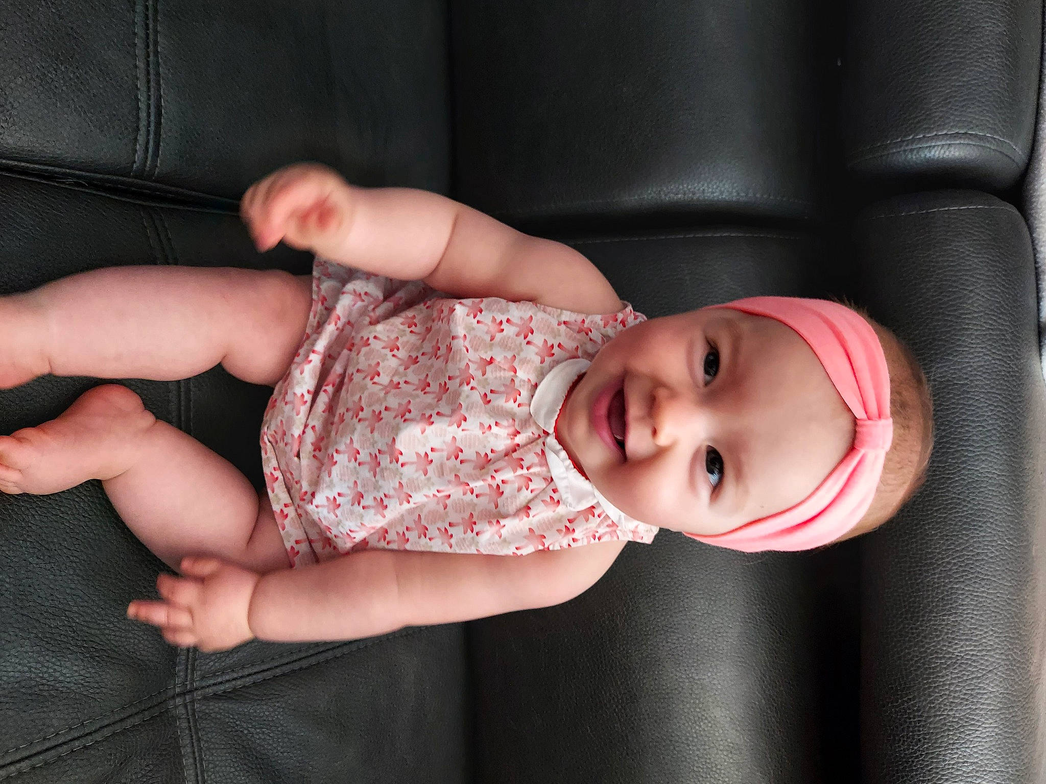 Elyana a rejoint le concours — aidez-le/la à gagner de superbes lots ! arm, baby, baby_toddler_clothing, cheek, eye, eyebrow, eyelash, finger, gesture, hand, headgear, headwear, iris, joy, lip, mouth, nose, person, pink, product