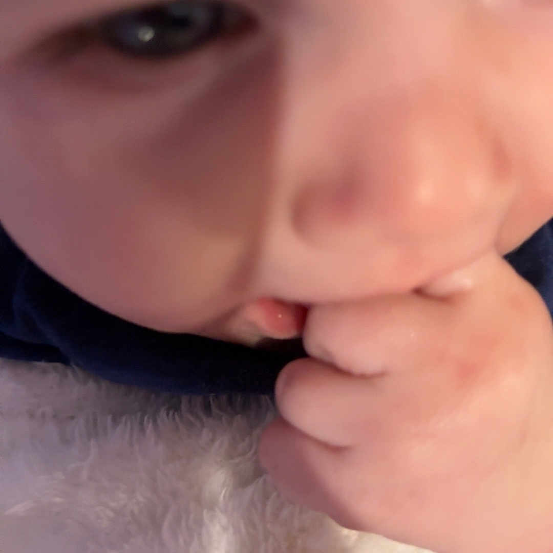 Emile a rejoint le concours — aidez-le/la à gagner de superbes lots ! baby, blanket, blue_clothing, child, closeup, comfort, cute, face, fingers, hand, indoors, infant, mouth, naptime, portrait, resting, skin, sleepy, soft, young