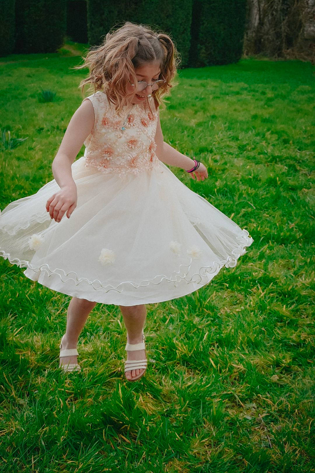 Ophélie participe au concours pour gagner de l'argent avec cette photo : bridal_accessory, bridal_clothing, bridal_party_dress, day_dress, dress, embellishment, formal_wear, gesture, gown, grass, grassland, hair, happy, lawn, long_hair, meadow, people_in_nature, person, plant, waist