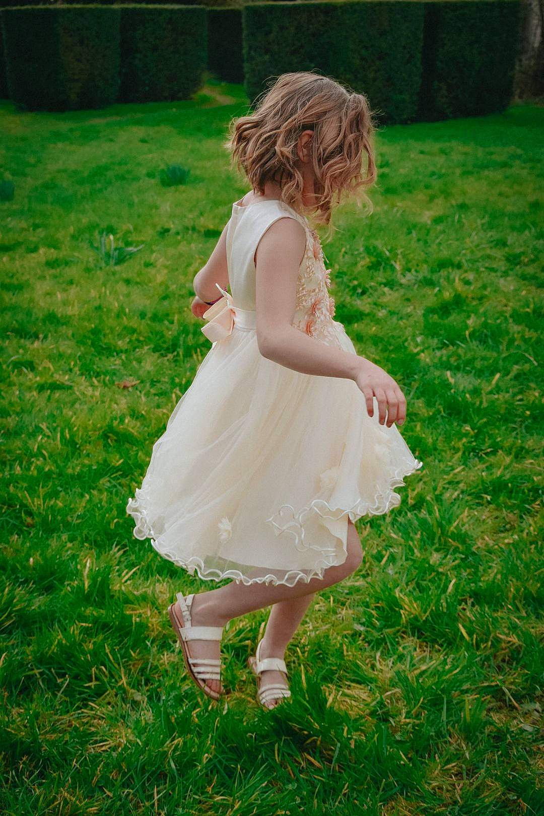 Ophélie a rejoint le concours — aidez-le/la à gagner de superbes lots ! bridal_accessory, bridal_clothing, bridal_party_dress, day_dress, dress, flash_photography, fun, gesture, grass, grass_family, grassland, happy, lawn, meadow, people_in_nature, person, plant, sunlight, toddler, wedding_ceremony_supply