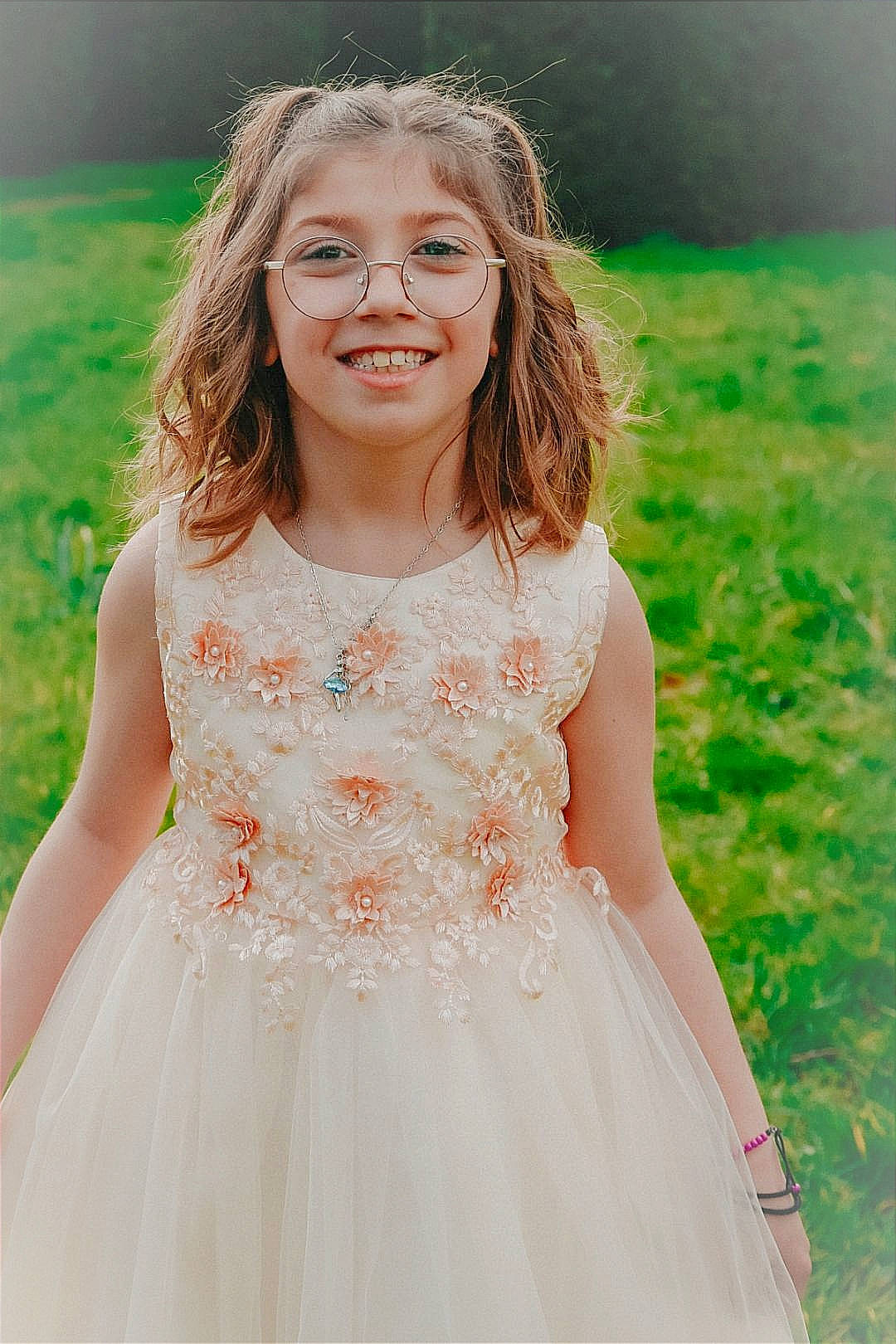 Ophélie participe au concours pour gagner de l'argent avec cette photo : bridal_clothing, bridal_party_dress, day_dress, dress, eye, facial_expression, flash_photography, gesture, gown, grass, hair, happy, head, joy, one_piece_garment, people_in_nature, person, shoulder, skin, smile