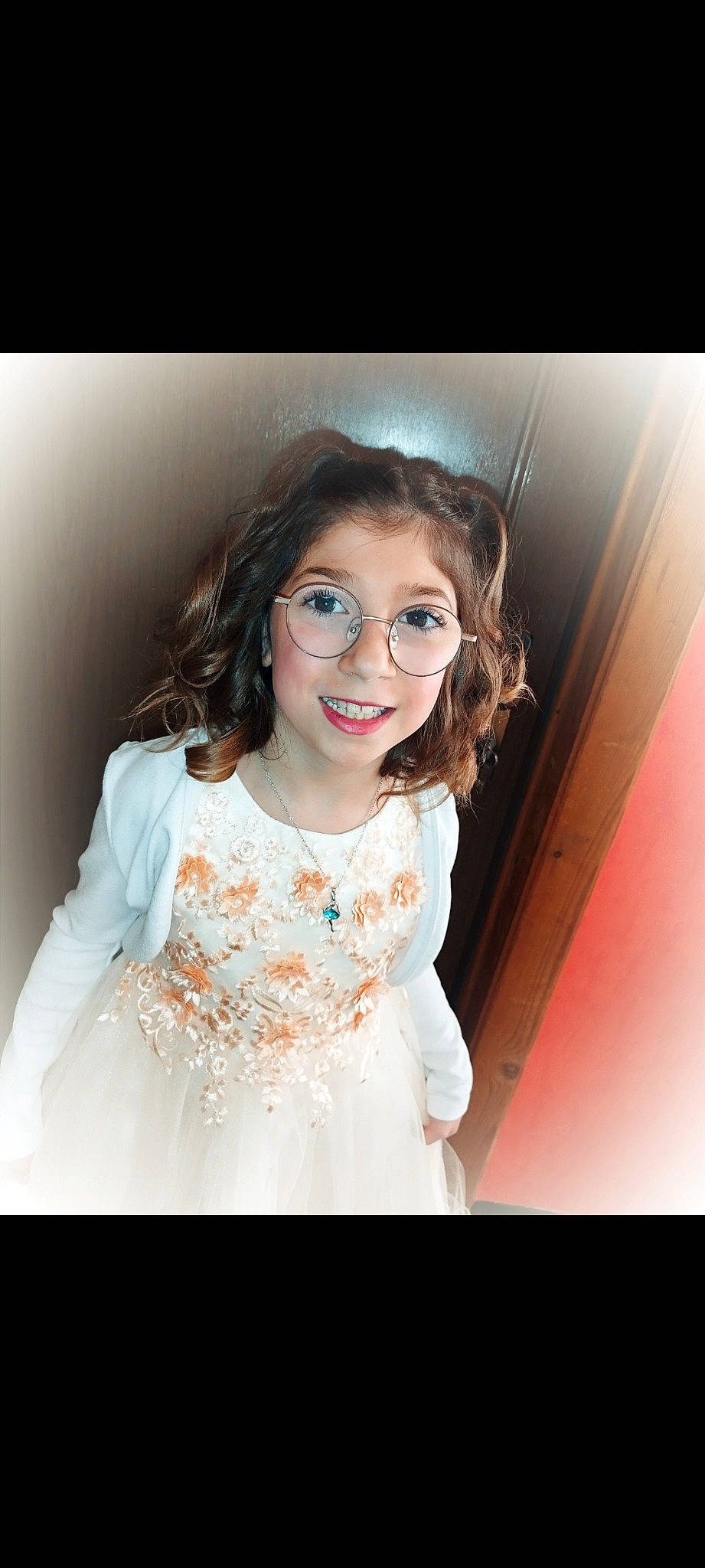 Ophélie a rejoint le concours — aidez-le/la à gagner de superbes lots ! bridal_clothing, chin, cool, dress, embellishment, eye, eyewear, fashion_design, flash_photography, formal_wear, gesture, hair, happy, head, iris, joy, neck, person, skin, sleeve