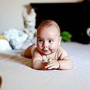 Victor participe au concours pour gagner de l'argent avec cette photo : baby, infant, smiling, lying_down, plush_toy, bed, soft_toys, indoor, cute, child, playful, portrait, skin, expression, young, baby_boy, toy_lion, toy_panda, cozy, relaxed