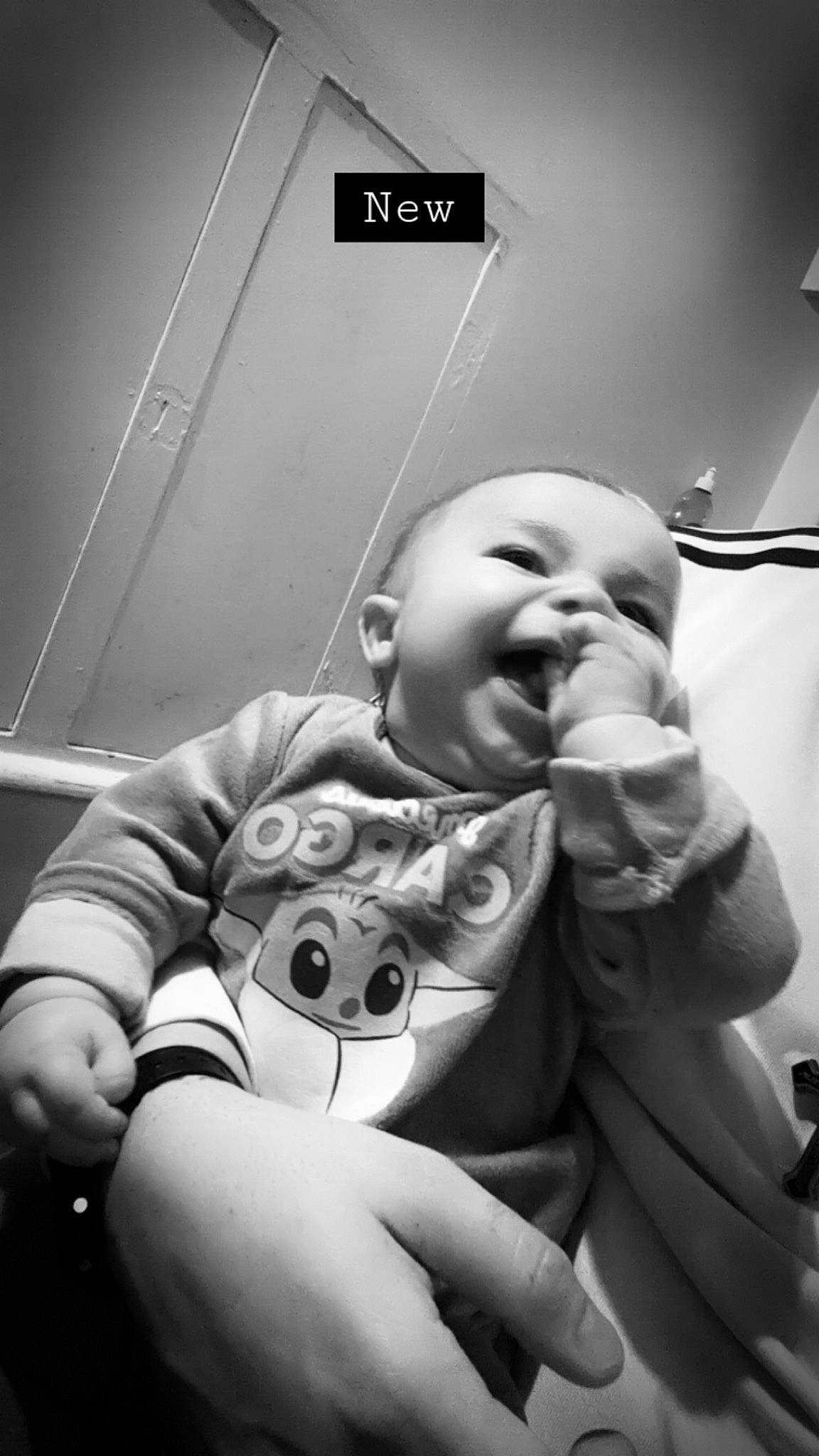 Alessio a rejoint le concours — aidez-le/la à gagner de superbes lots ! arm, baby, black_and_white, child, comfort, elbow, finger, flash_photography, gesture, hand, happy, monochrome, monochrome_photography, nail, person, portrait_photography, sitting, stock_photography, style, thumb