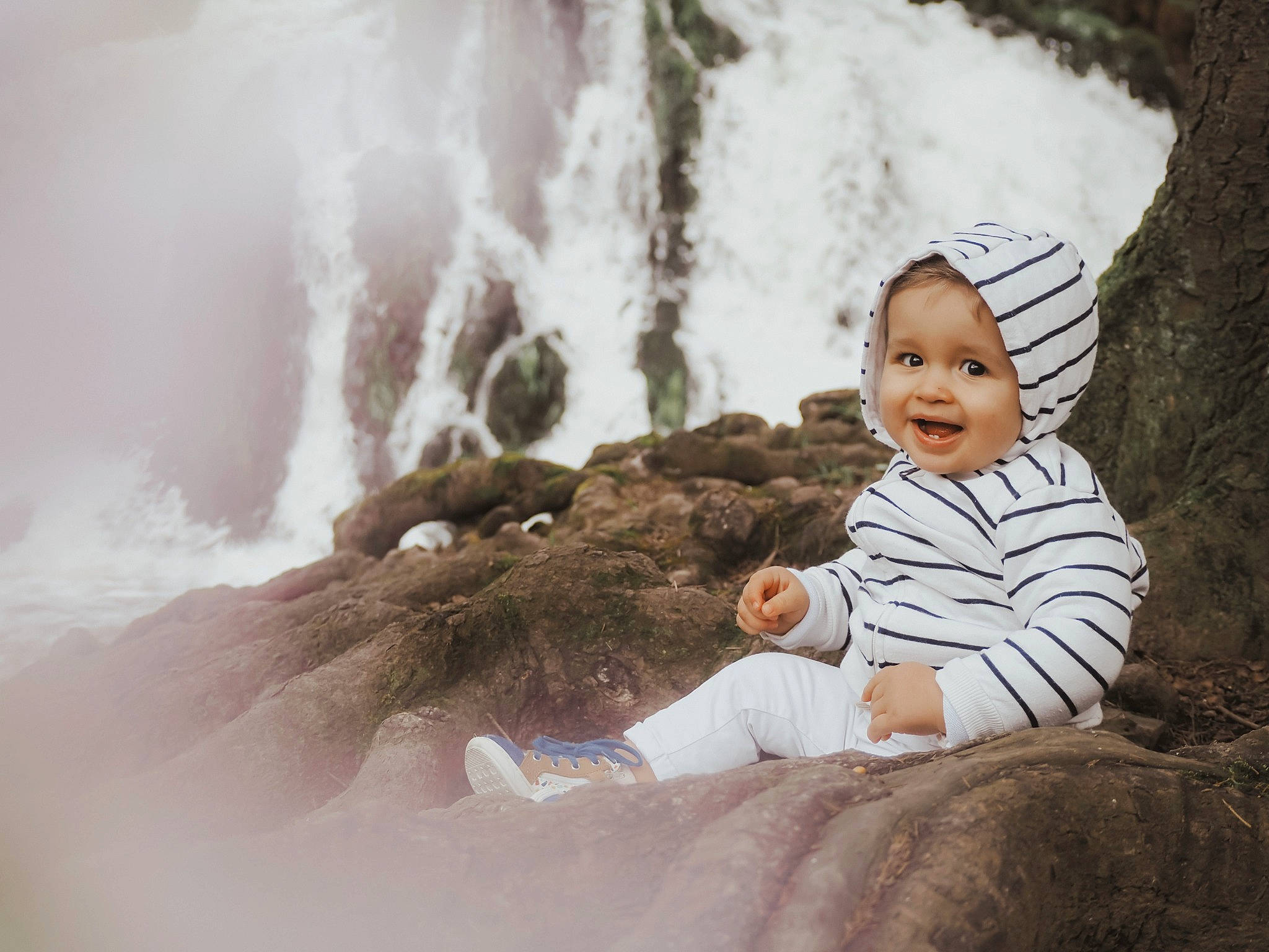 Lenny a rejoint le concours — aidez-le/la à gagner de superbes lots ! baby, child, chute, flash_photography, freezing, fun, fur, happy, headwear, human_body, joy, leisure, people_in_nature, person, rock, smile, stream, toddler, water, water_feature